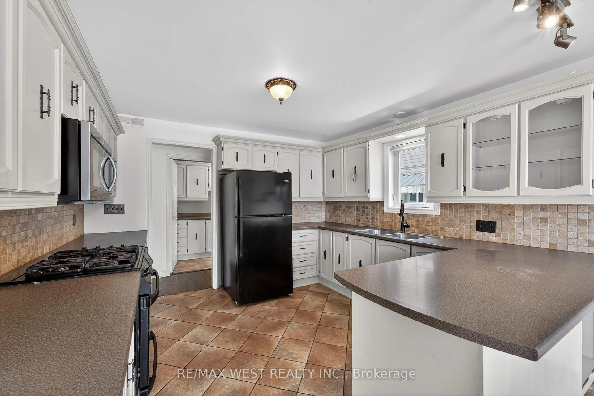 Photo 9 of 937 Alpine Court, Kingston, North of Taylor-Kidd Blvd — HOMEH