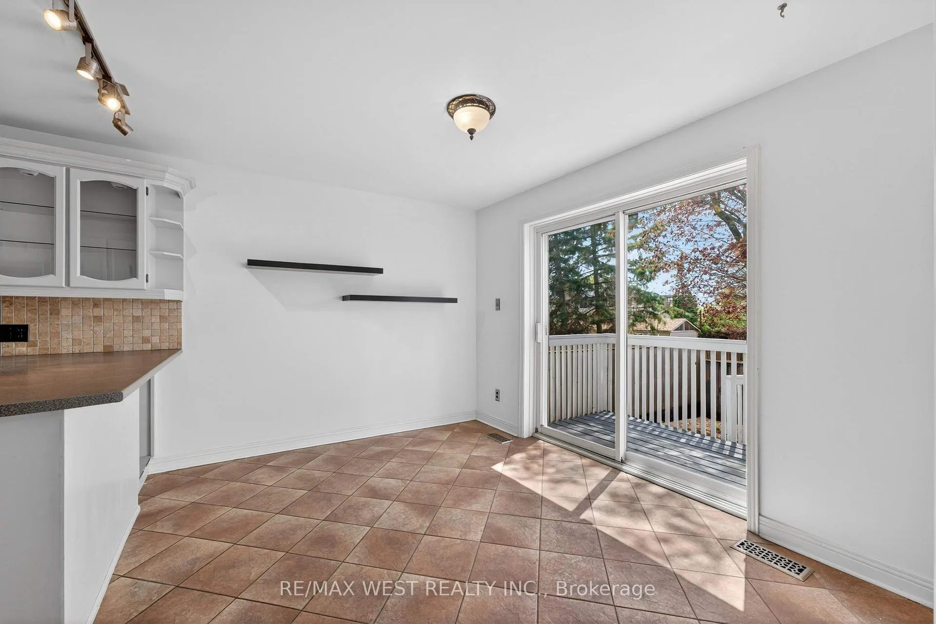 Photo 10 of 937 Alpine Court, Kingston, North of Taylor-Kidd Blvd — HOMEH