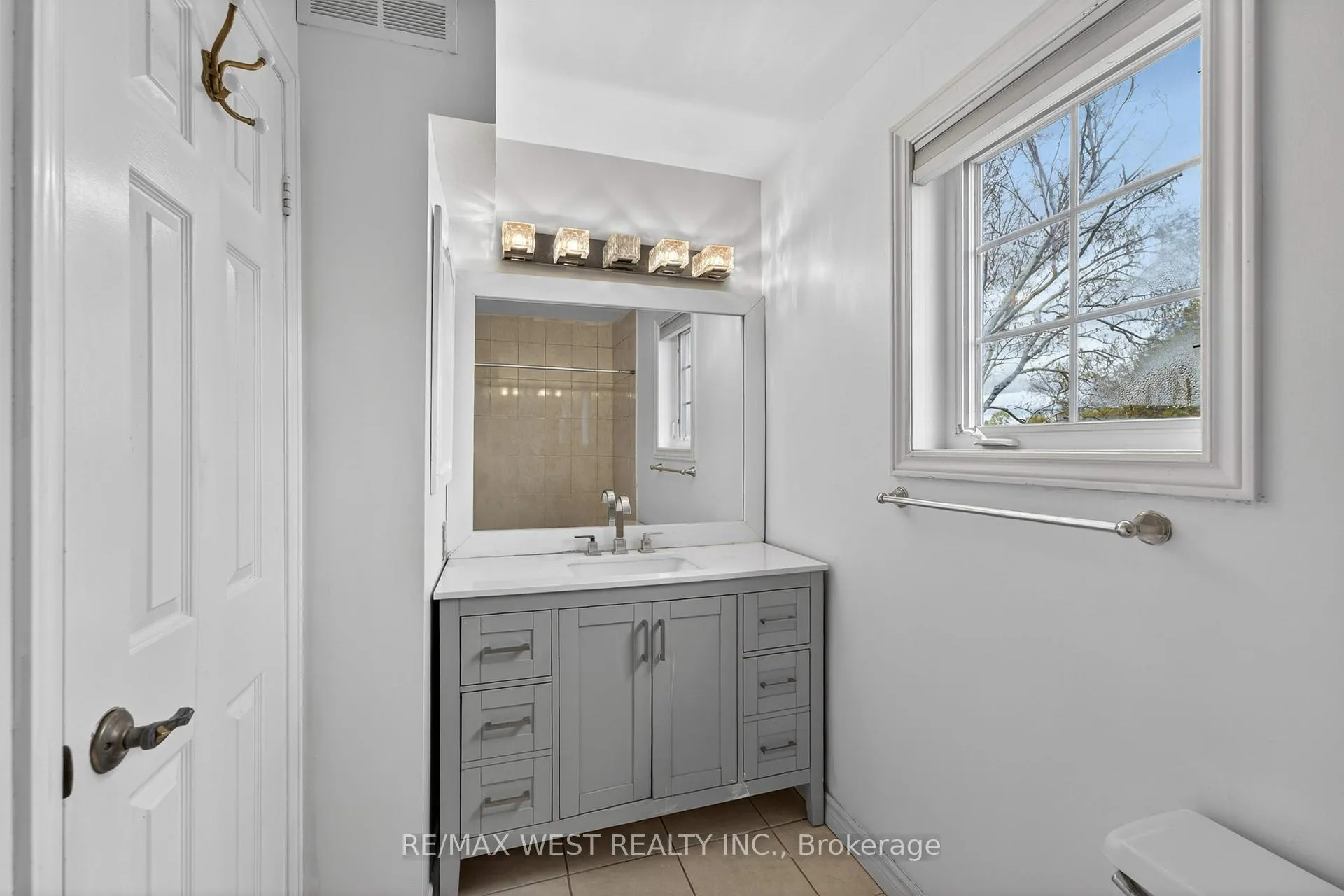 Photo 32 of 937 Alpine Court, Kingston, North of Taylor-Kidd Blvd — HOMEH