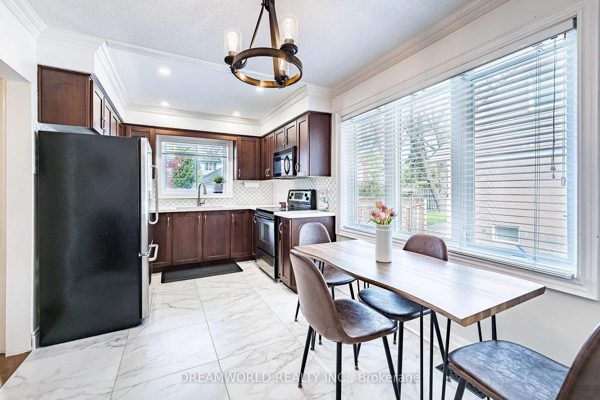 Photo 8 of 6 Esmond Crescent, Etobicoke, Elms-Old Rexdale — HOMEH