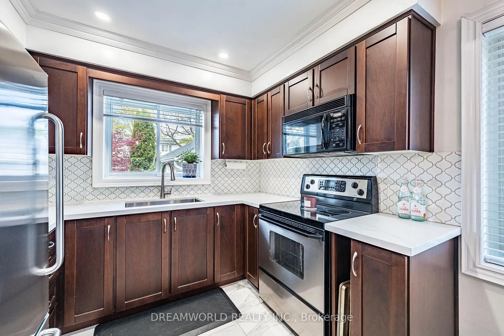 Photo 12 of 6 Esmond Crescent, Etobicoke, Elms-Old Rexdale — HOMEH