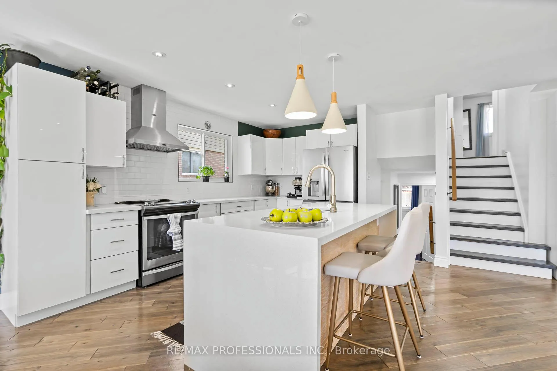 Photo 2 of 62 Caledon Crescent, Brampton, Brampton East — HOMEH