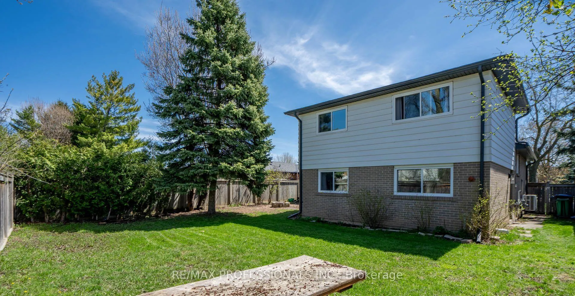 Photo 4 of 62 Caledon Crescent, Brampton, Brampton East — HOMEH