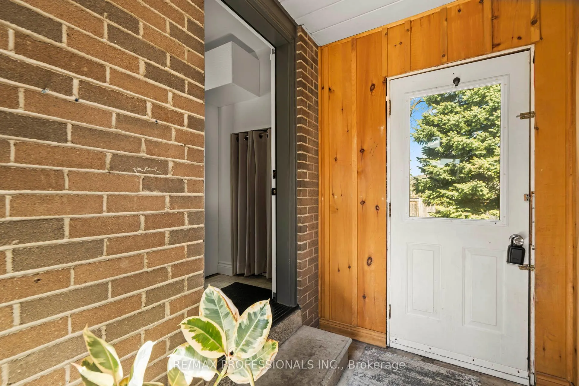 Photo 5 of 62 Caledon Crescent, Brampton, Brampton East — HOMEH