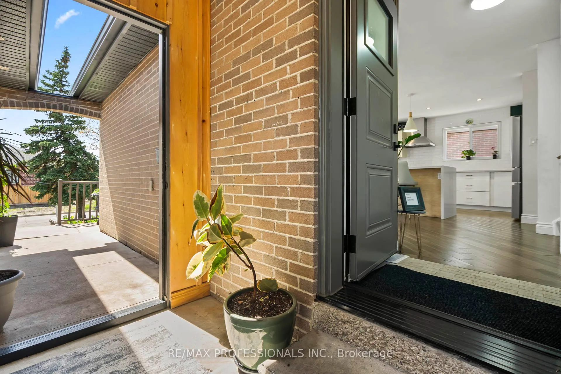 Photo 6 of 62 Caledon Crescent, Brampton, Brampton East — HOMEH