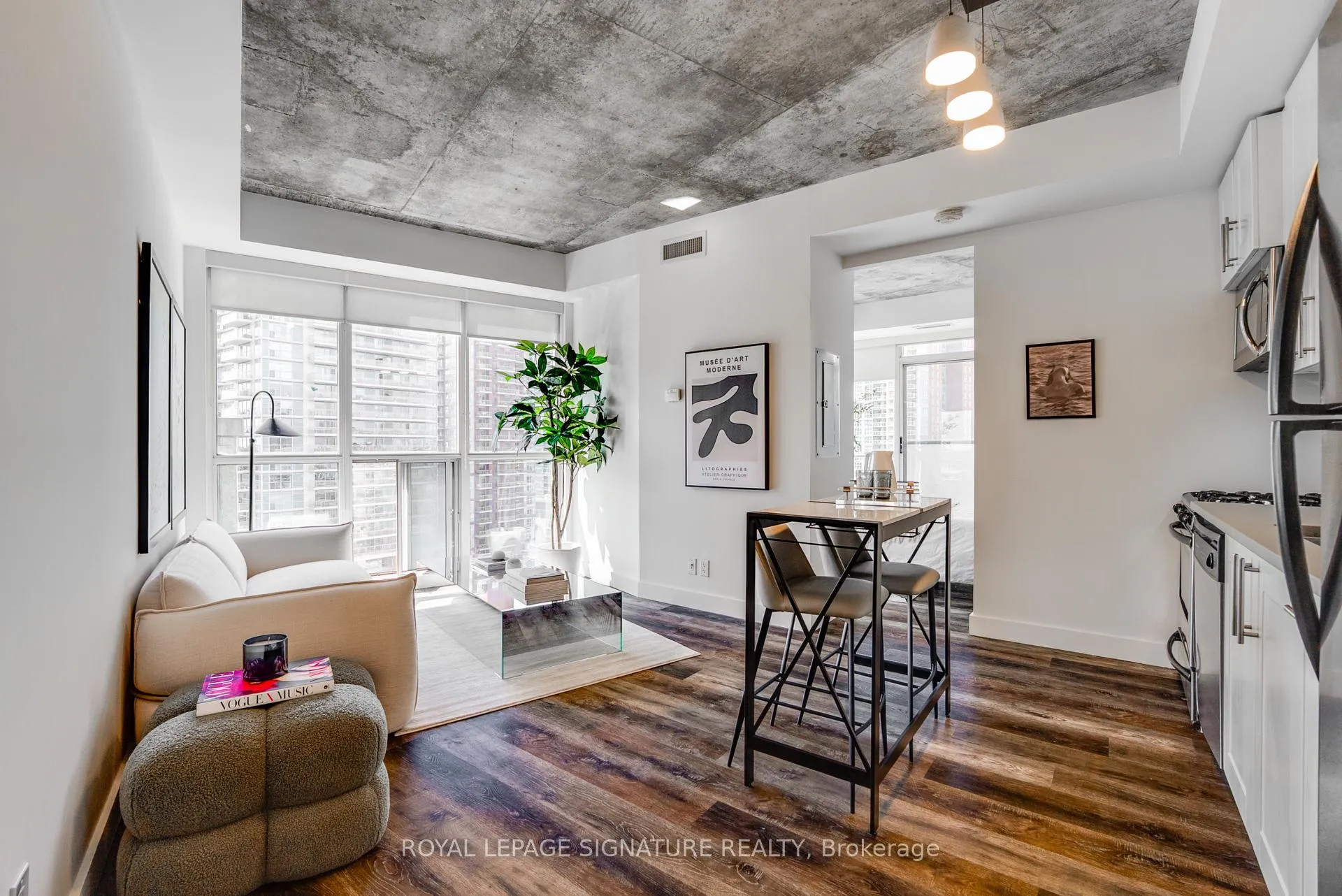 Photo 4 of Unit 1421, 1 Shaw Street, Toronto, Niagara — HOMEH