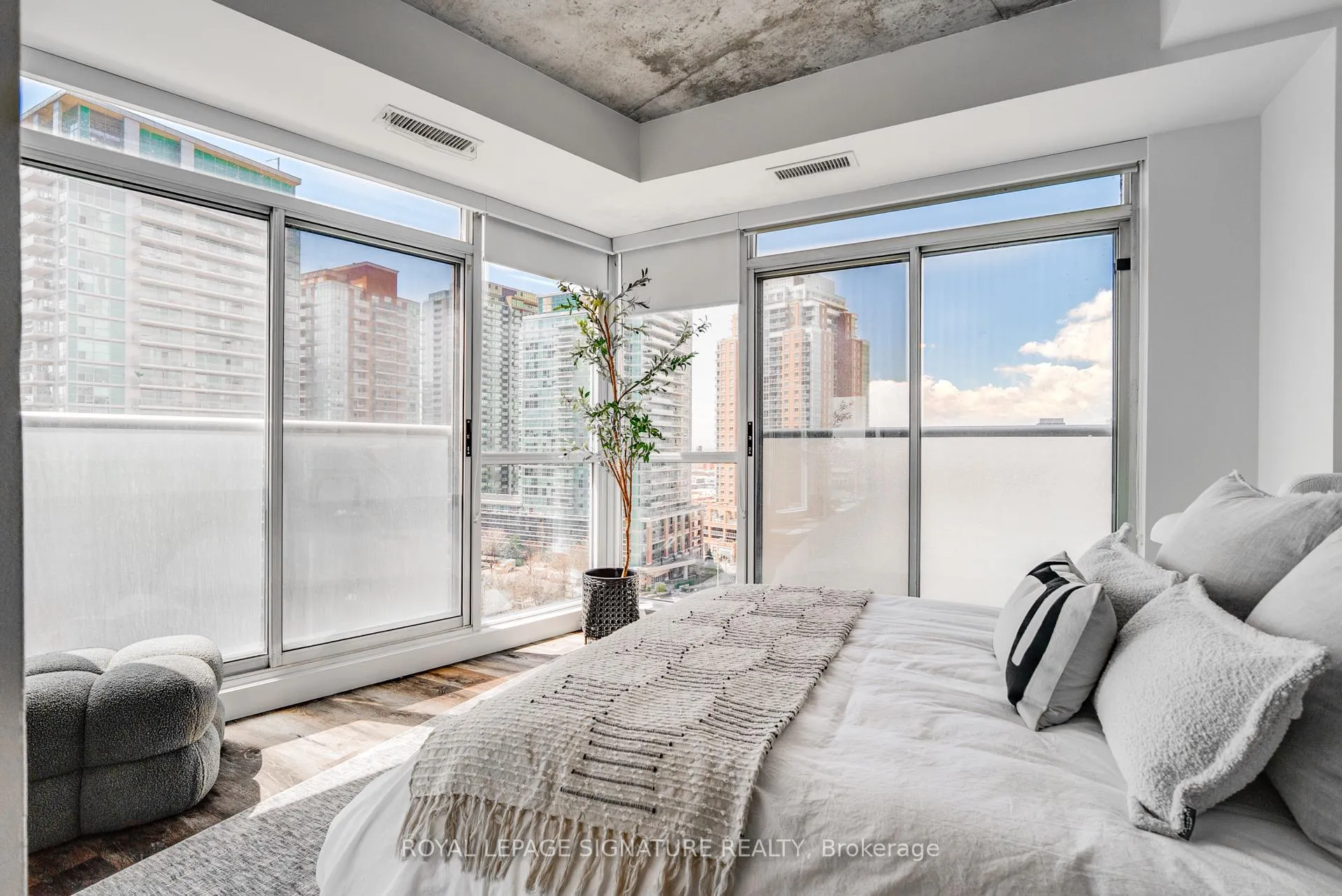 Photo 10 of Unit 1421, 1 Shaw Street, Toronto, Niagara — HOMEH