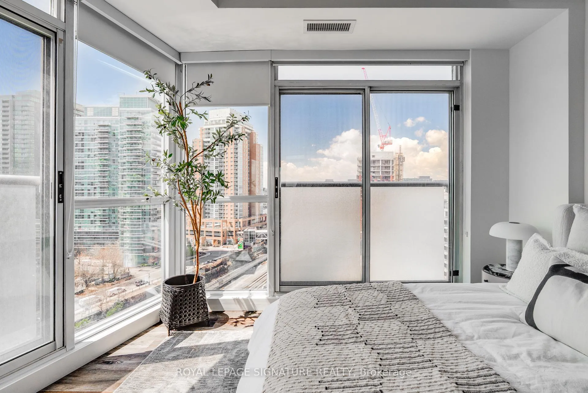 Photo 11 of Unit 1421, 1 Shaw Street, Toronto, Niagara — HOMEH