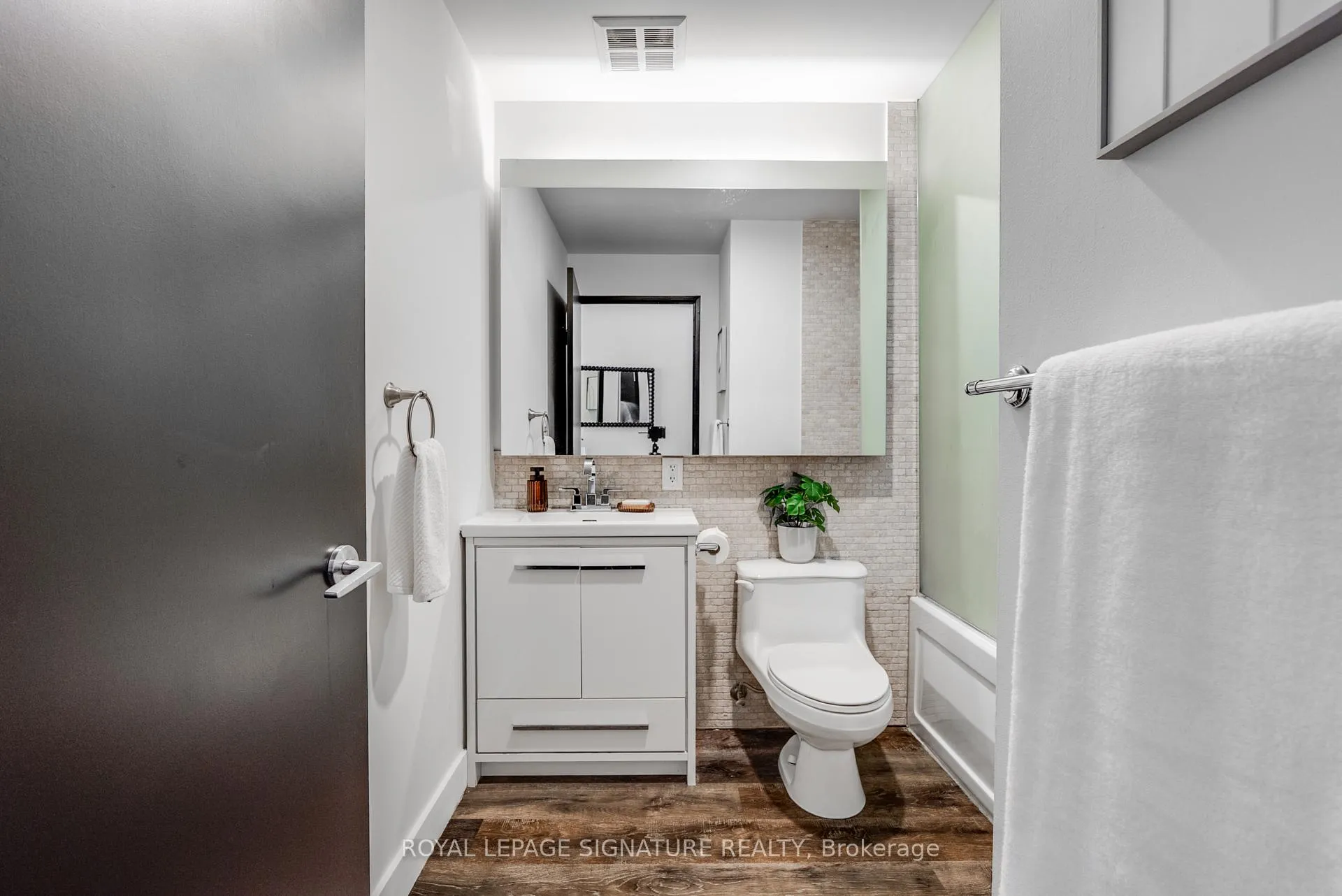 Photo 14 of Unit 1421, 1 Shaw Street, Toronto, Niagara — HOMEH