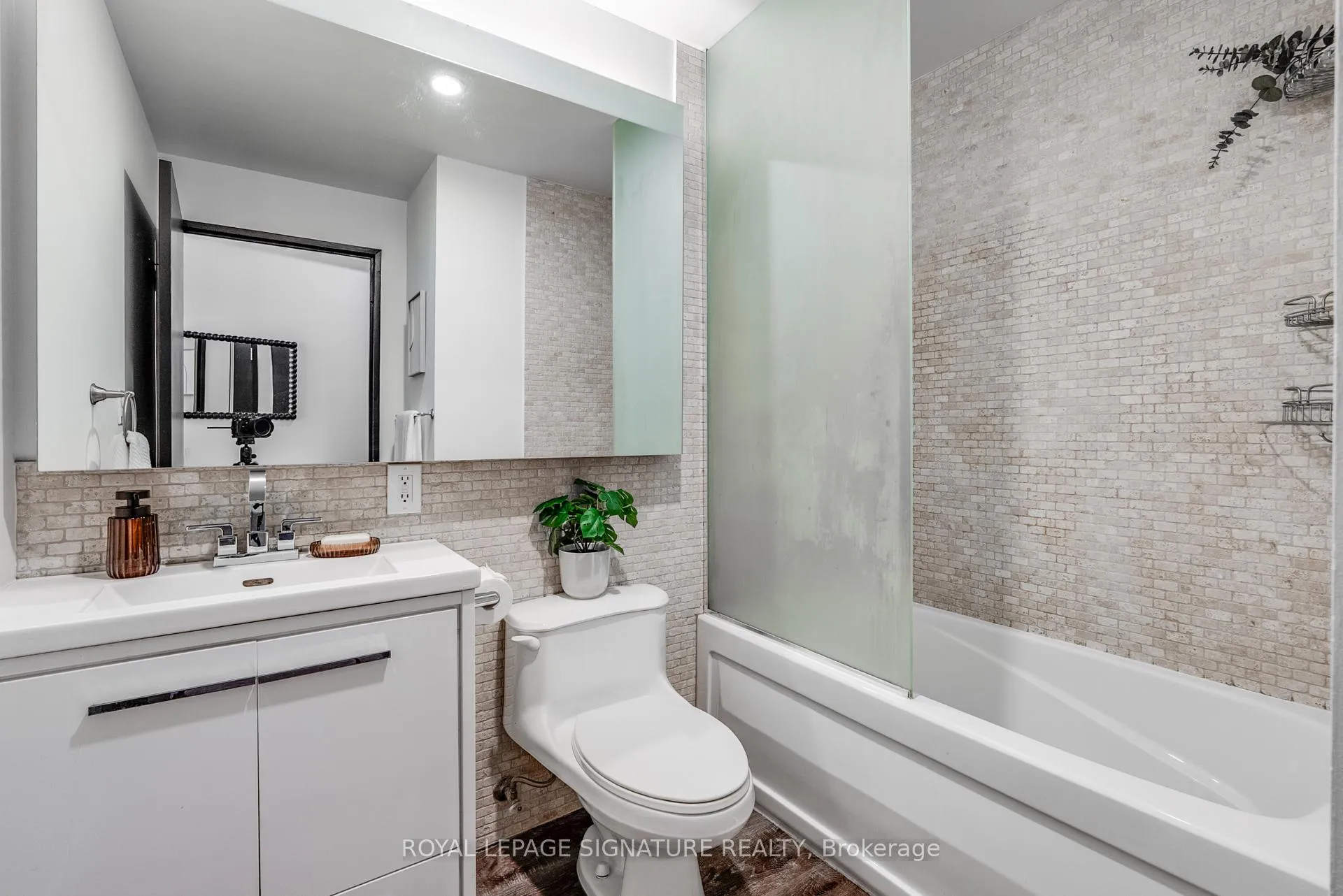 Photo 15 of Unit 1421, 1 Shaw Street, Toronto, Niagara — HOMEH