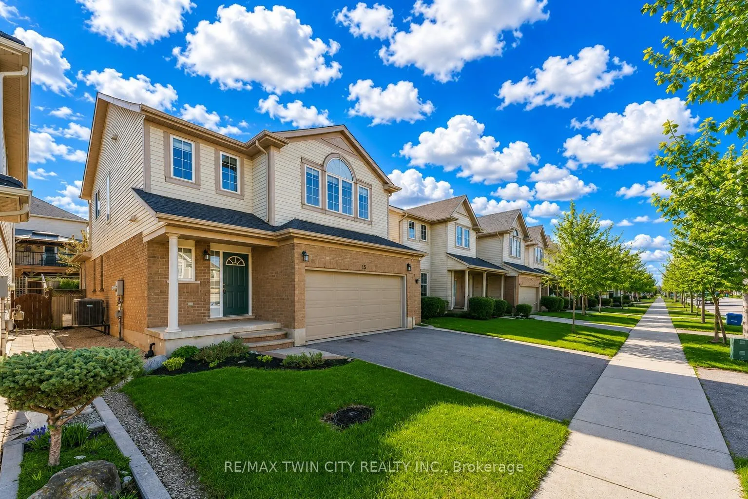 Photo 2 of 15 Isabella Street, Kitchener — HOMEH