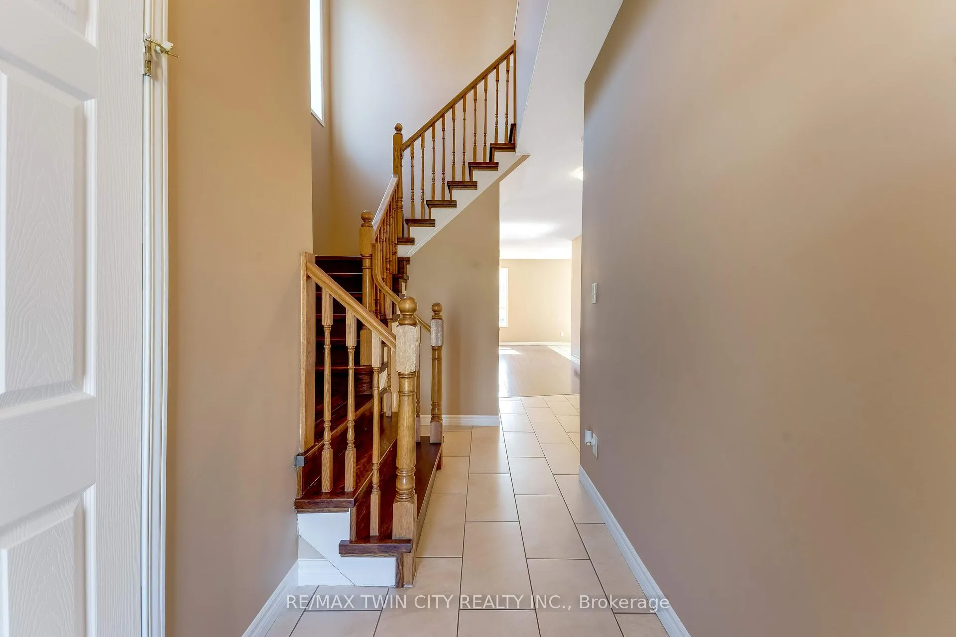 Photo 4 of 15 Isabella Street, Kitchener — HOMEH