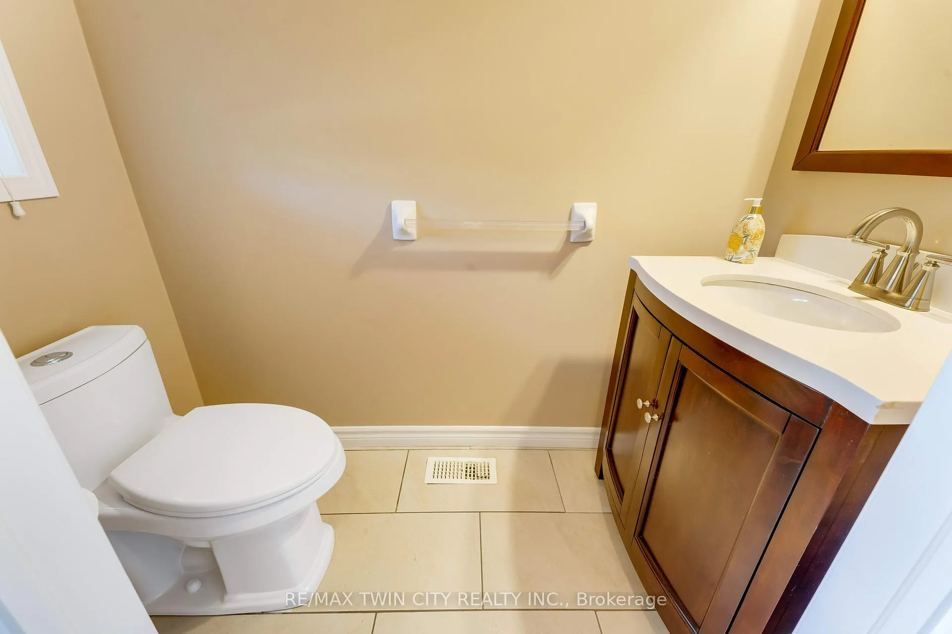 Photo 5 of 15 Isabella Street, Kitchener — HOMEH