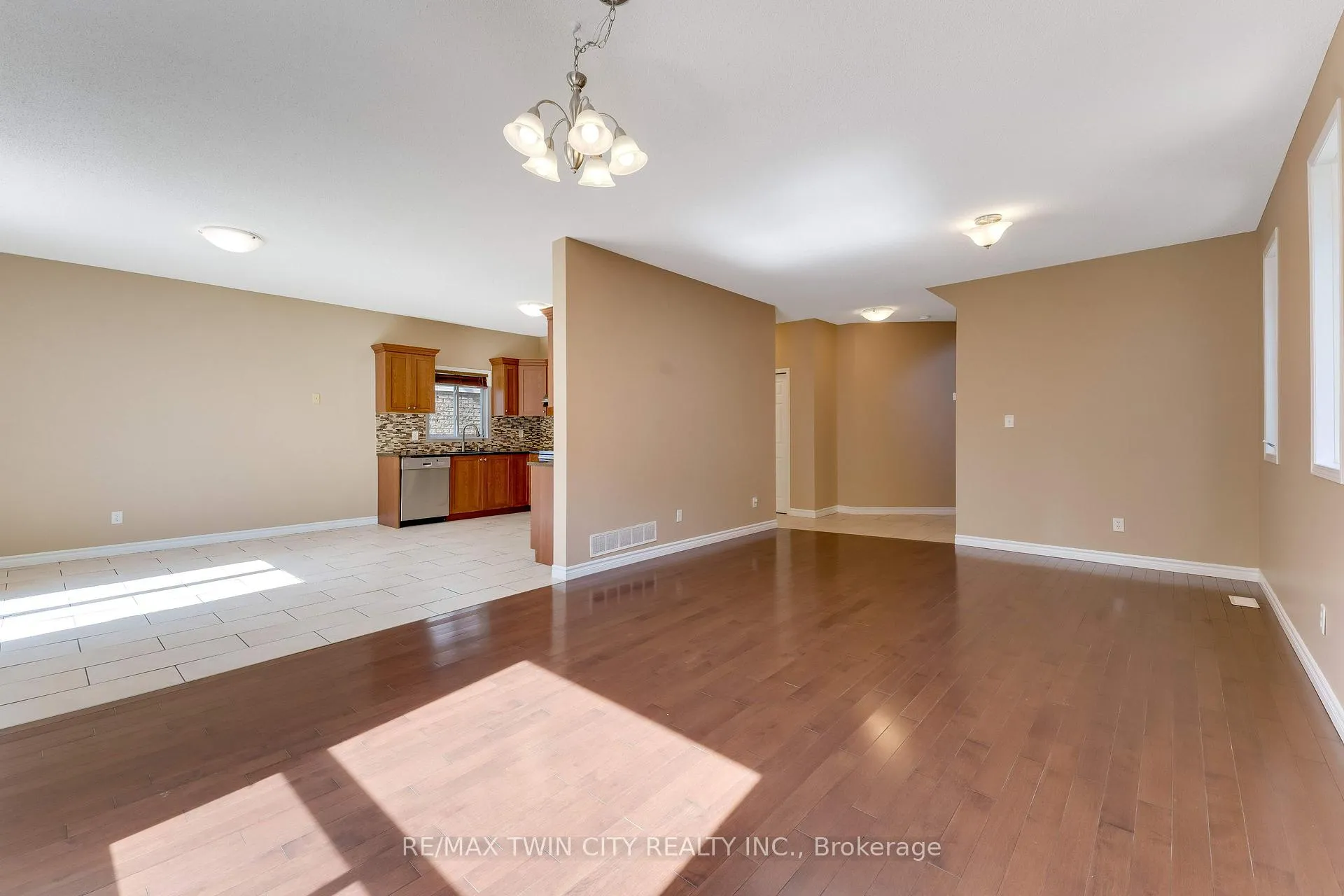 Photo 7 of 15 Isabella Street, Kitchener — HOMEH