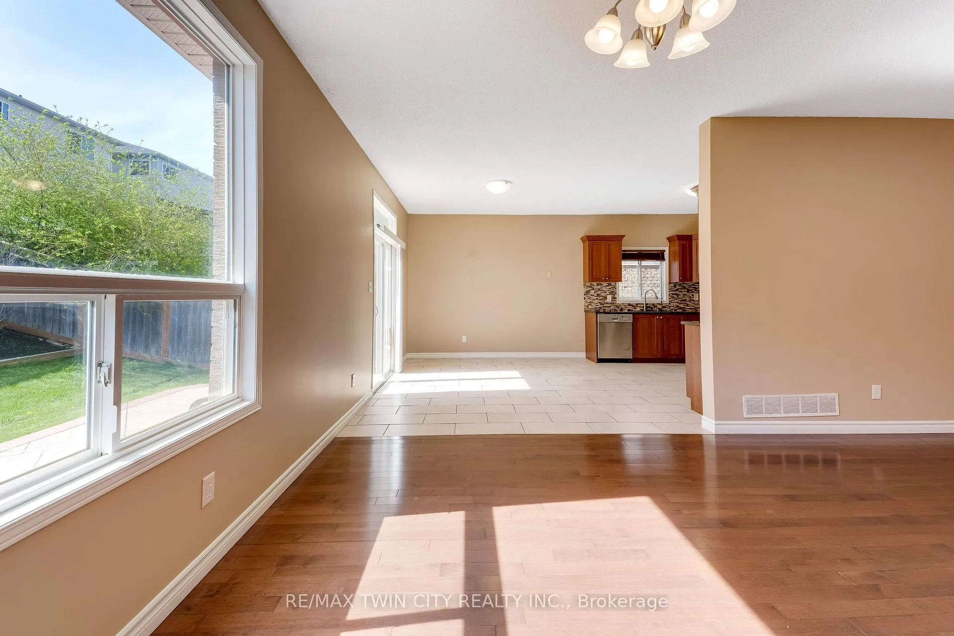 Photo 8 of 15 Isabella Street, Kitchener — HOMEH