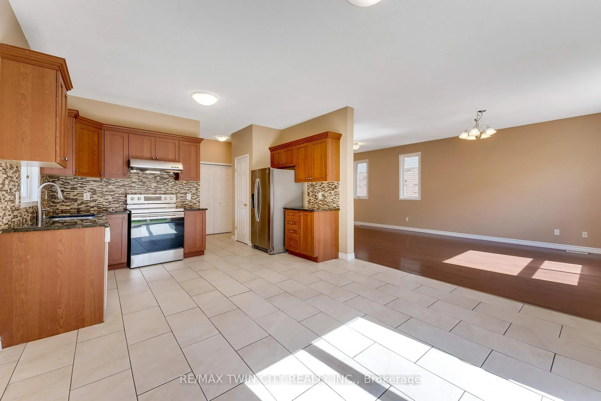 Photo 9 of 15 Isabella Street, Kitchener — HOMEH