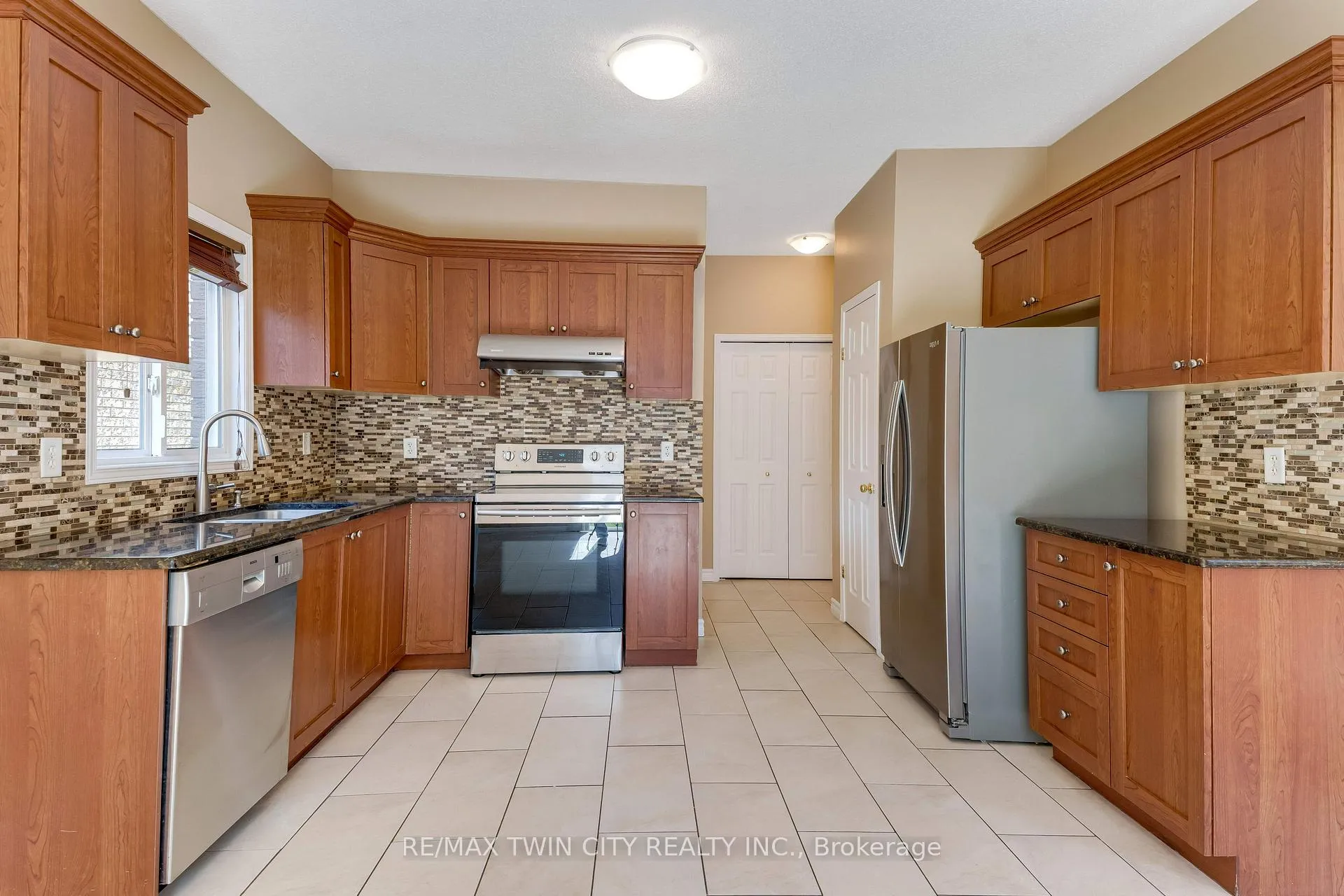 Photo 10 of 15 Isabella Street, Kitchener — HOMEH