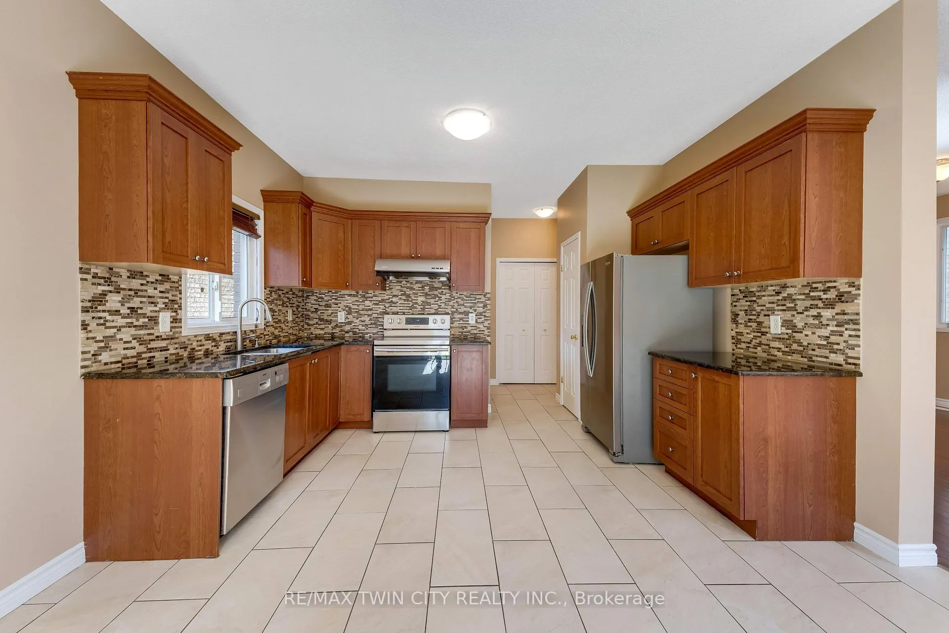 Photo 11 of 15 Isabella Street, Kitchener — HOMEH