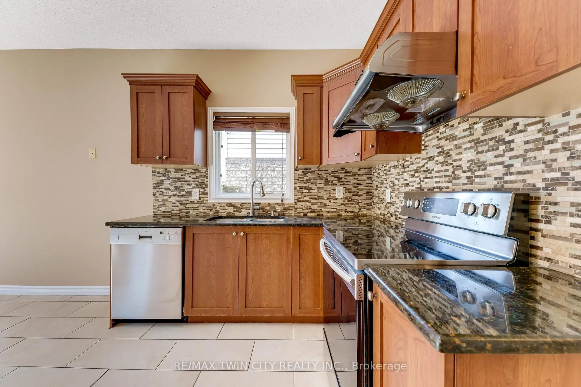 Photo 12 of 15 Isabella Street, Kitchener — HOMEH