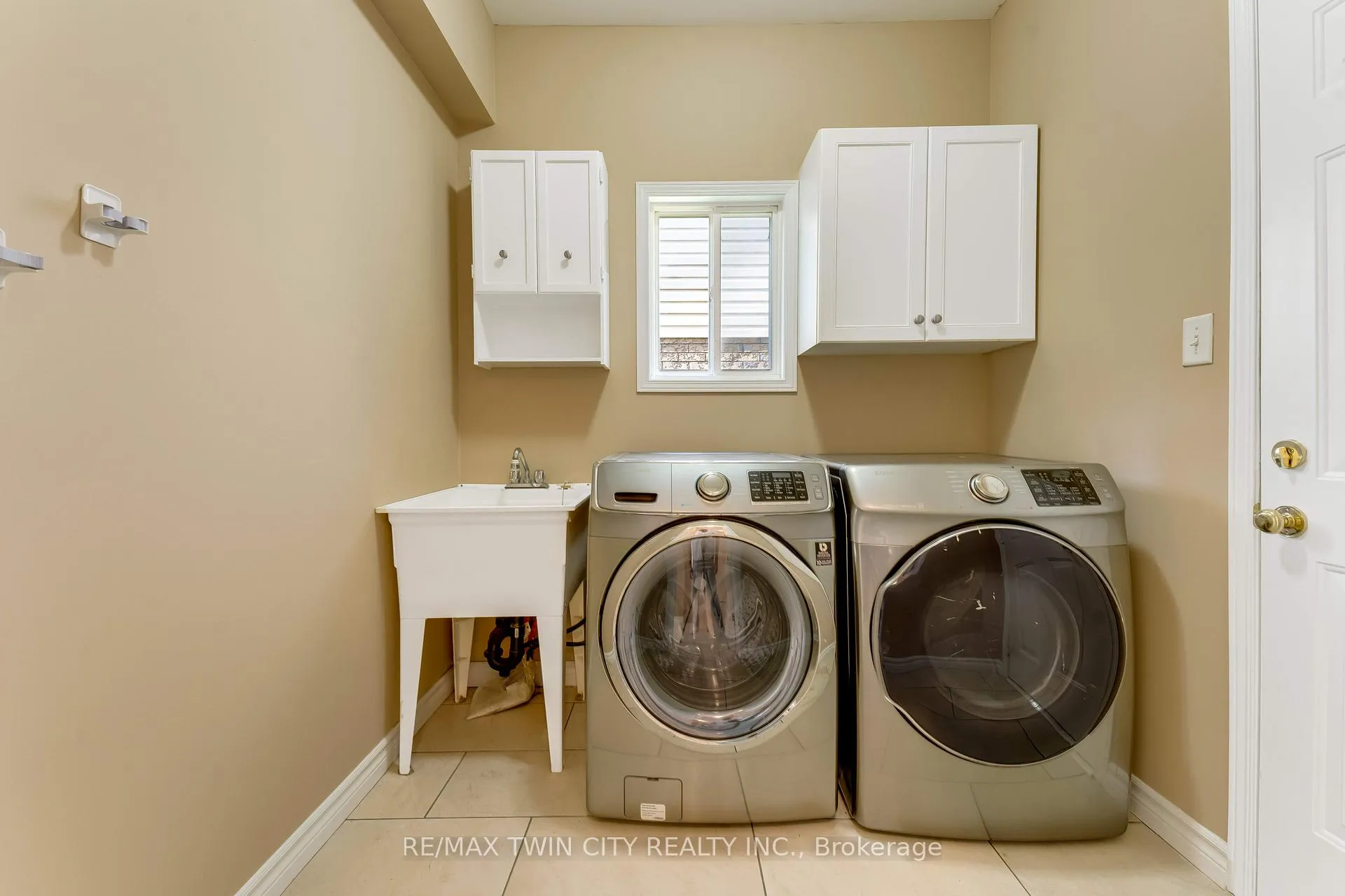 Photo 18 of 15 Isabella Street, Kitchener — HOMEH