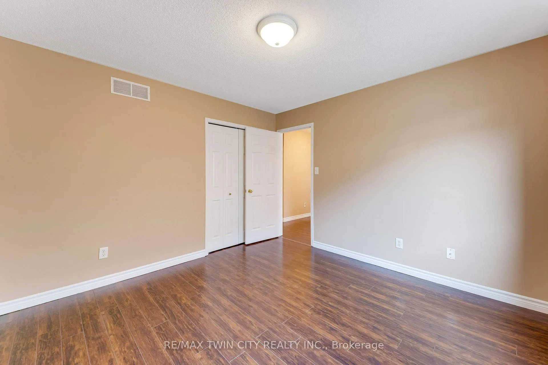 Photo 23 of 15 Isabella Street, Kitchener — HOMEH