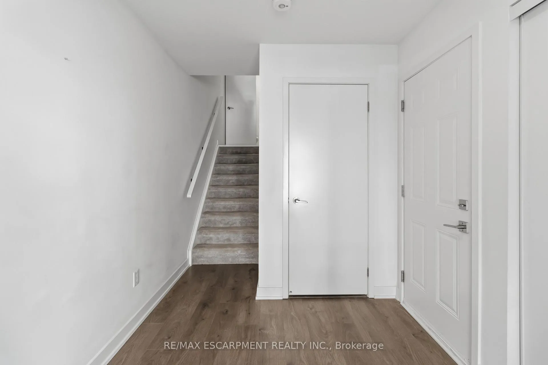 Photo 6 of Unit 36, 1121 Cooke Boulevard, Burlington, LaSalle — HOMEH