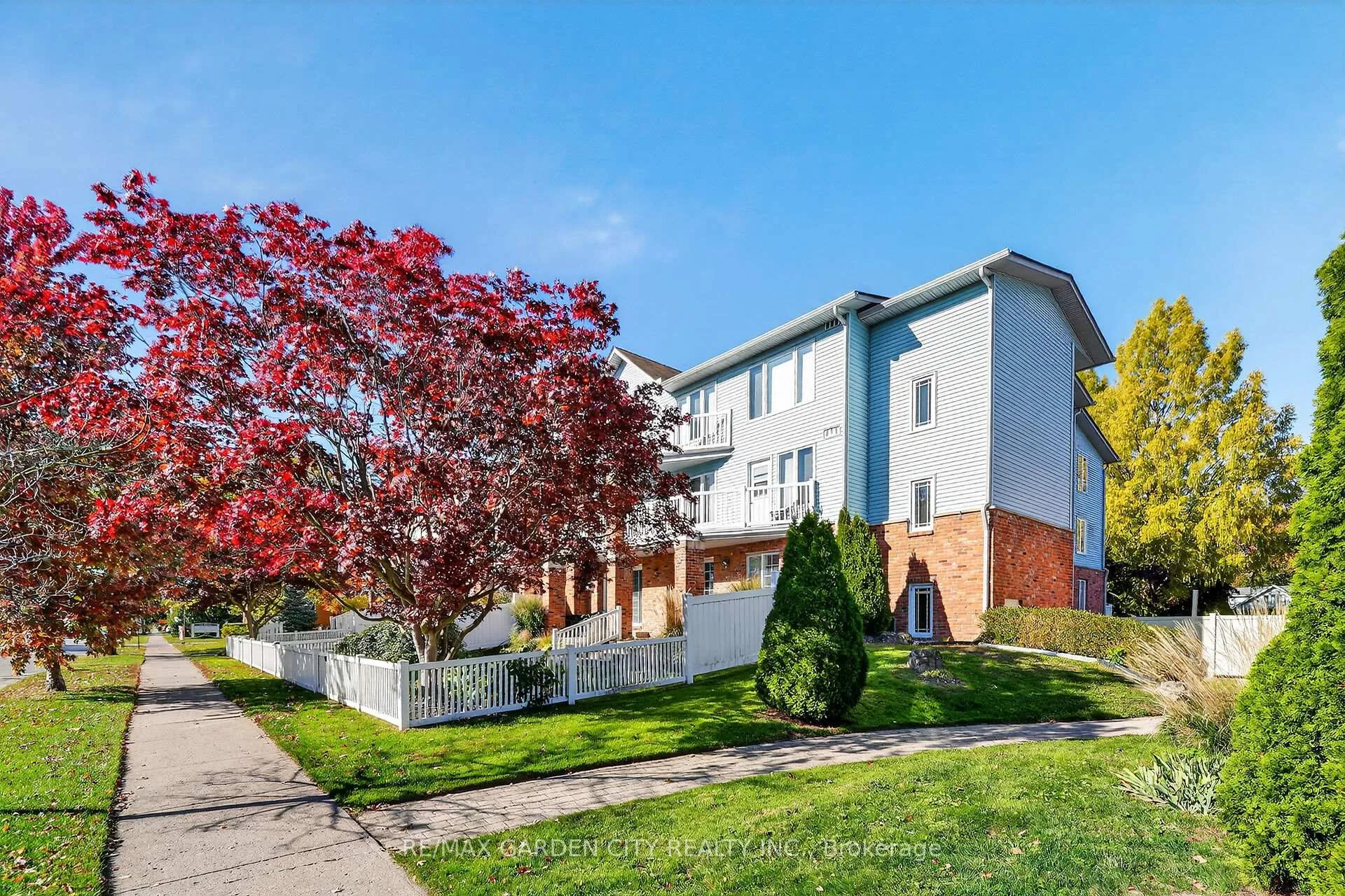 Photo 3 of Unit 201, 70 Main Street, St. Catharines, Port Dalhousie — HOMEH