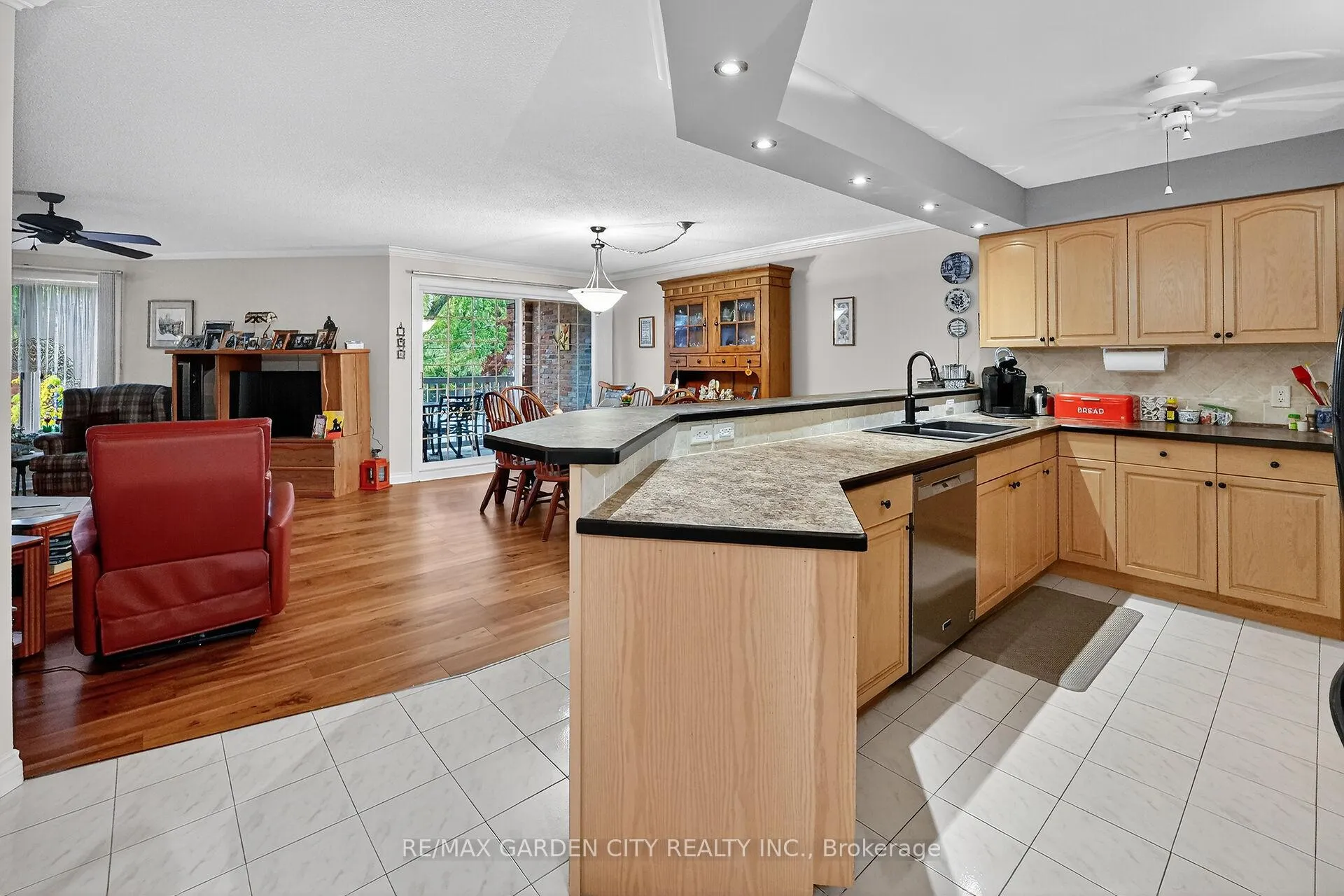 Photo 6 of Unit 201, 70 Main Street, St. Catharines, Port Dalhousie — HOMEH