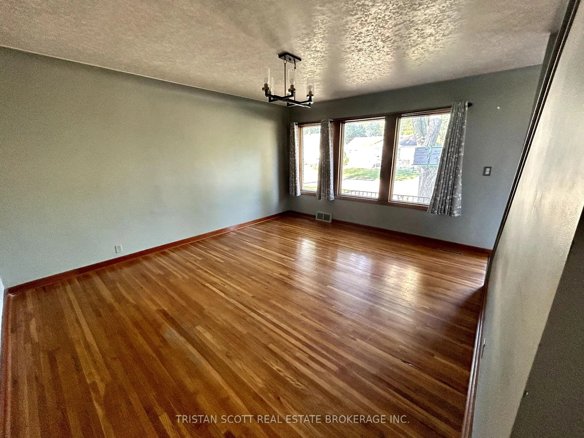 Photo 3 of 3620 Dandurand Avenue, Windsor — HOMEH
