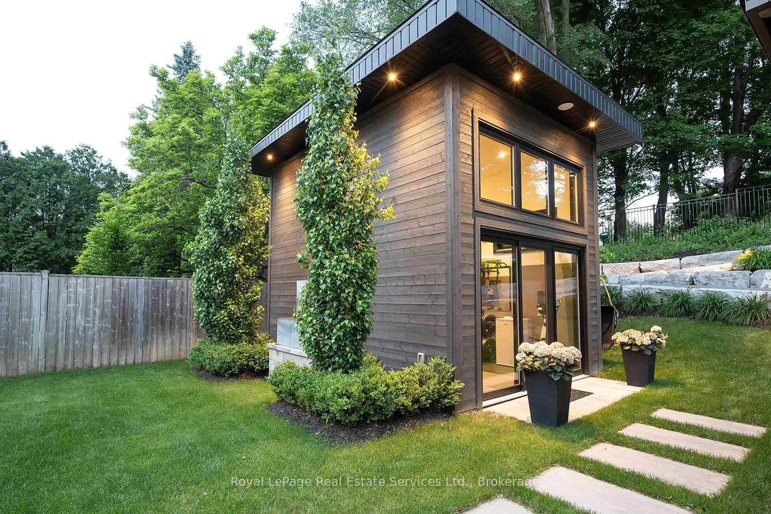 Photo 4 of 111 Judith Crescent, Hamilton, Ancaster — HOMEH
