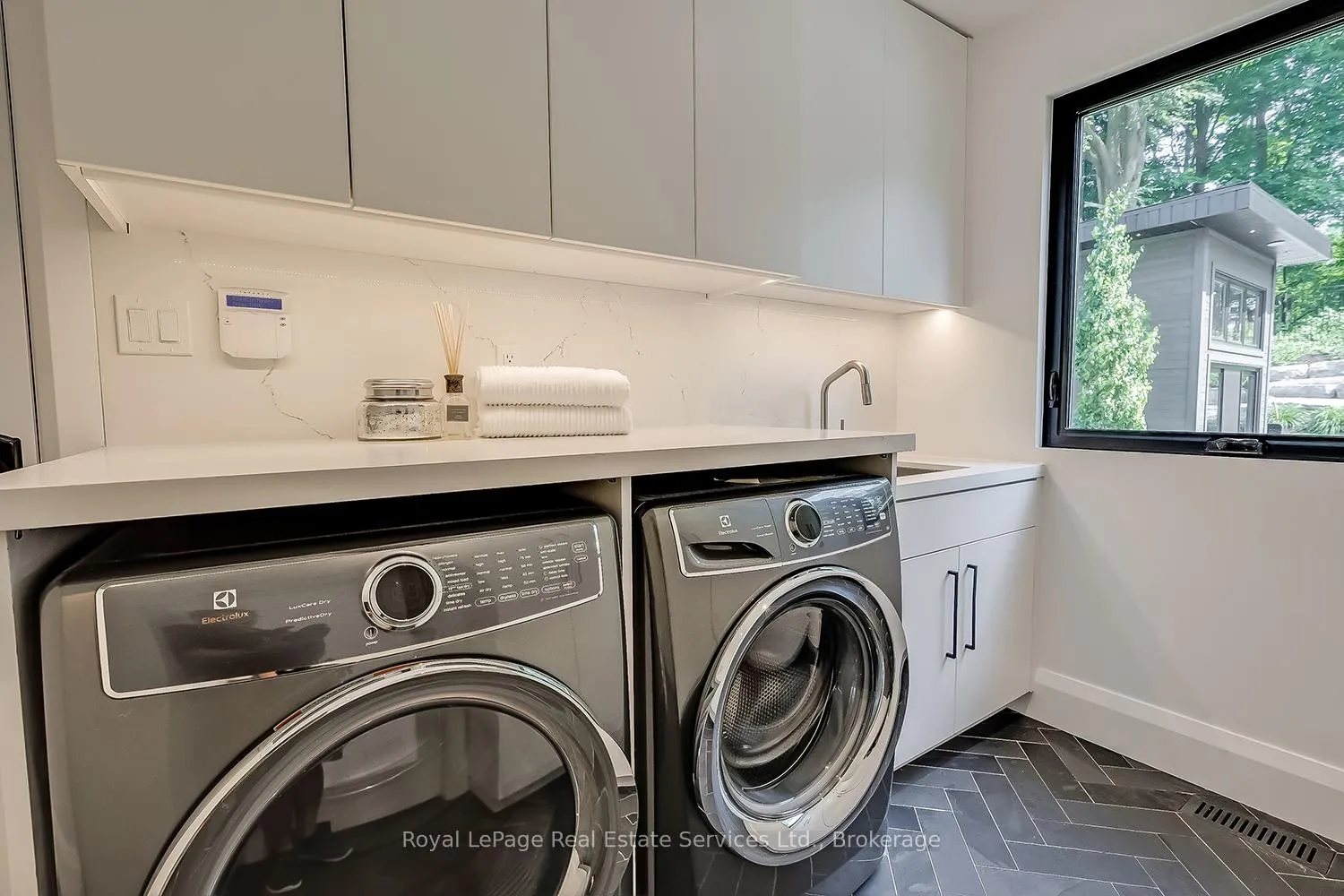 Photo 11 of 111 Judith Crescent, Hamilton, Ancaster — HOMEH