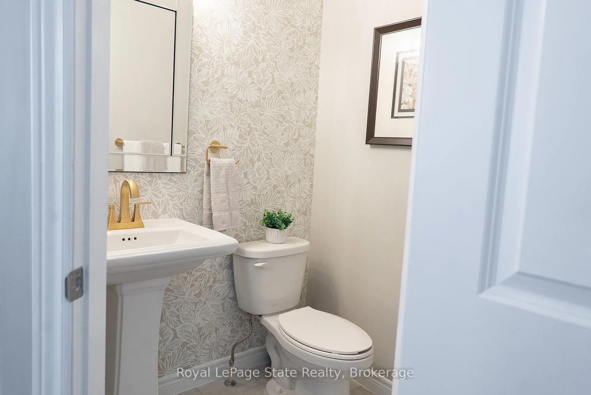 Photo 10 of 4 Garlent Avenue, Hamilton, Meadowlands — HOMEH