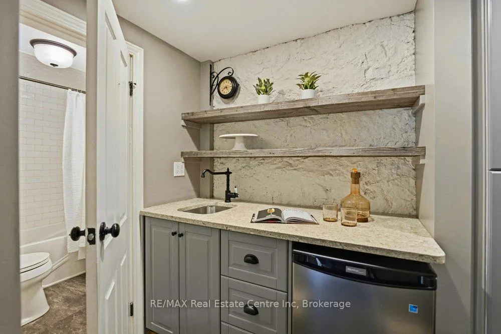Photo 10 of 52 Queen Street, Guelph, St. George's — HOMEH