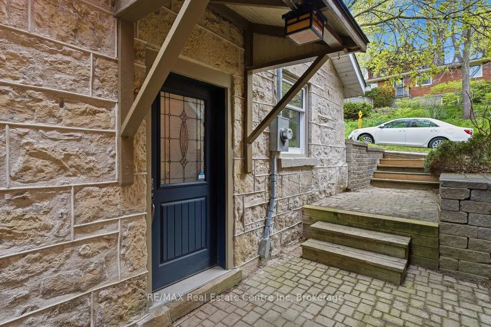 Photo 24 of 52 Queen Street, Guelph, St. George's — HOMEH