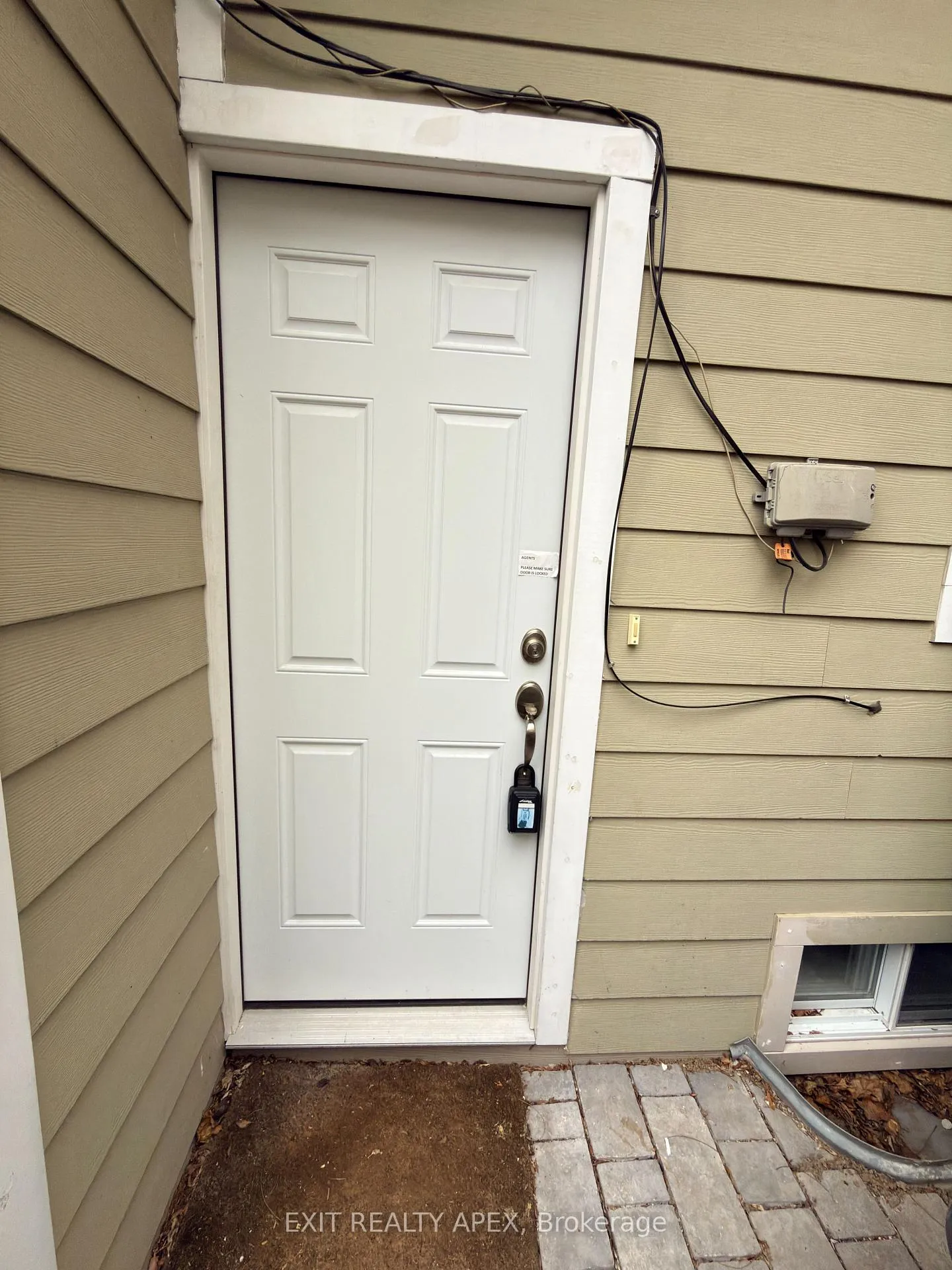 Photo 2 of 11 Uno Drive, Etobicoke, Stonegate-Queensway — HOMEH