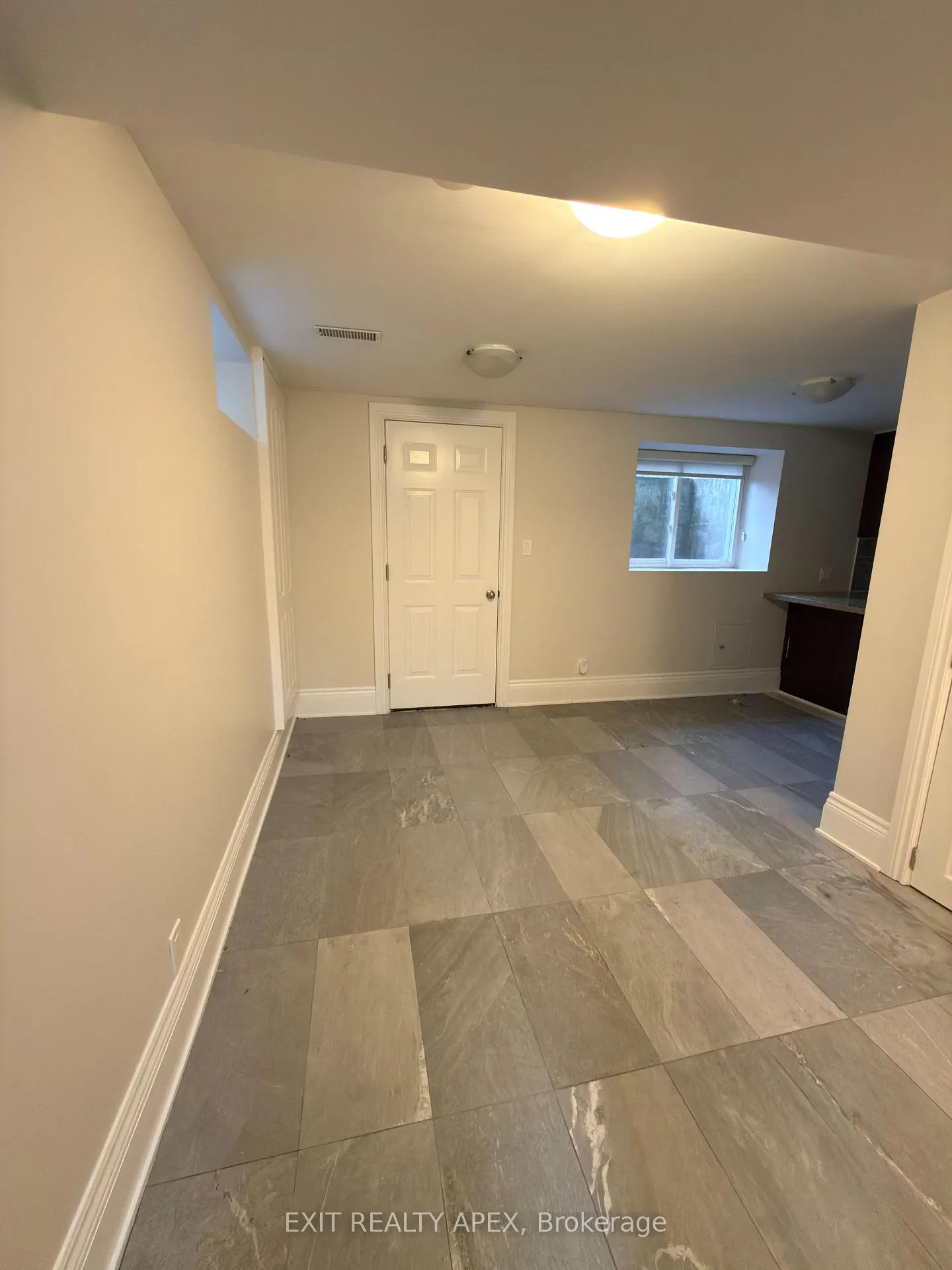 Photo 3 of 11 Uno Drive, Etobicoke, Stonegate-Queensway — HOMEH