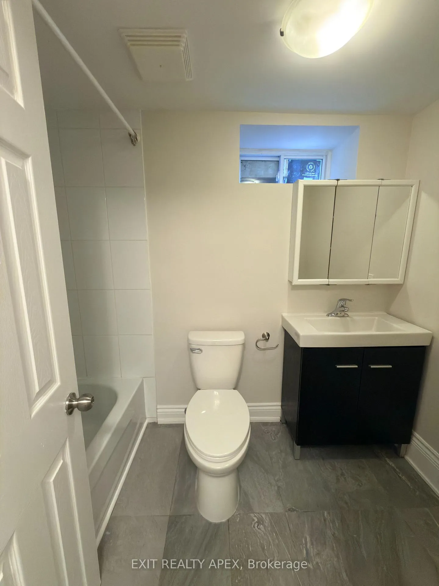 Photo 4 of 11 Uno Drive, Etobicoke, Stonegate-Queensway — HOMEH