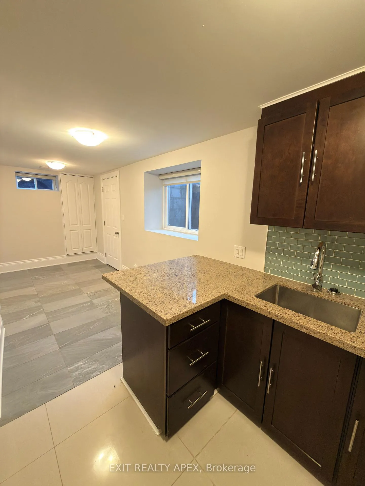 Photo 5 of 11 Uno Drive, Etobicoke, Stonegate-Queensway — HOMEH