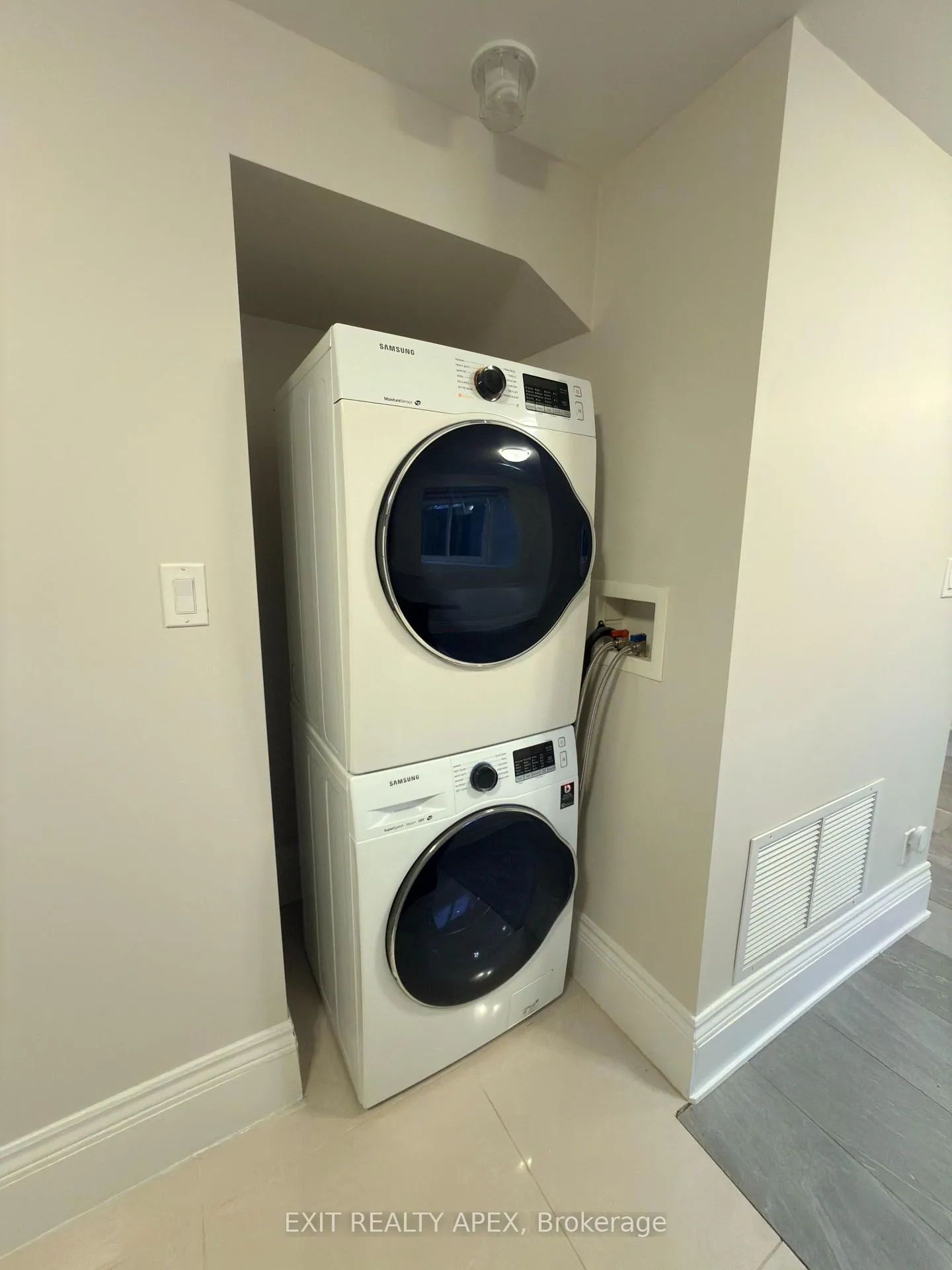 Photo 6 of 11 Uno Drive, Etobicoke, Stonegate-Queensway — HOMEH
