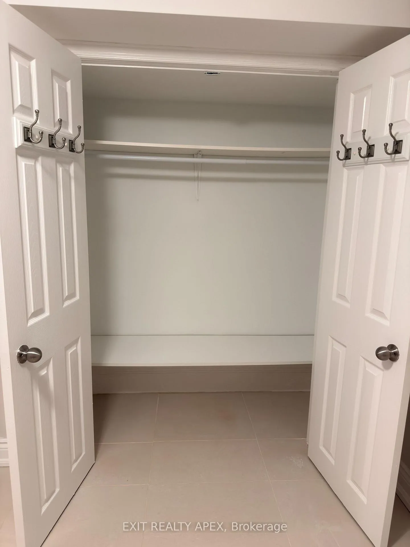 Photo 9 of 11 Uno Drive, Etobicoke, Stonegate-Queensway — HOMEH