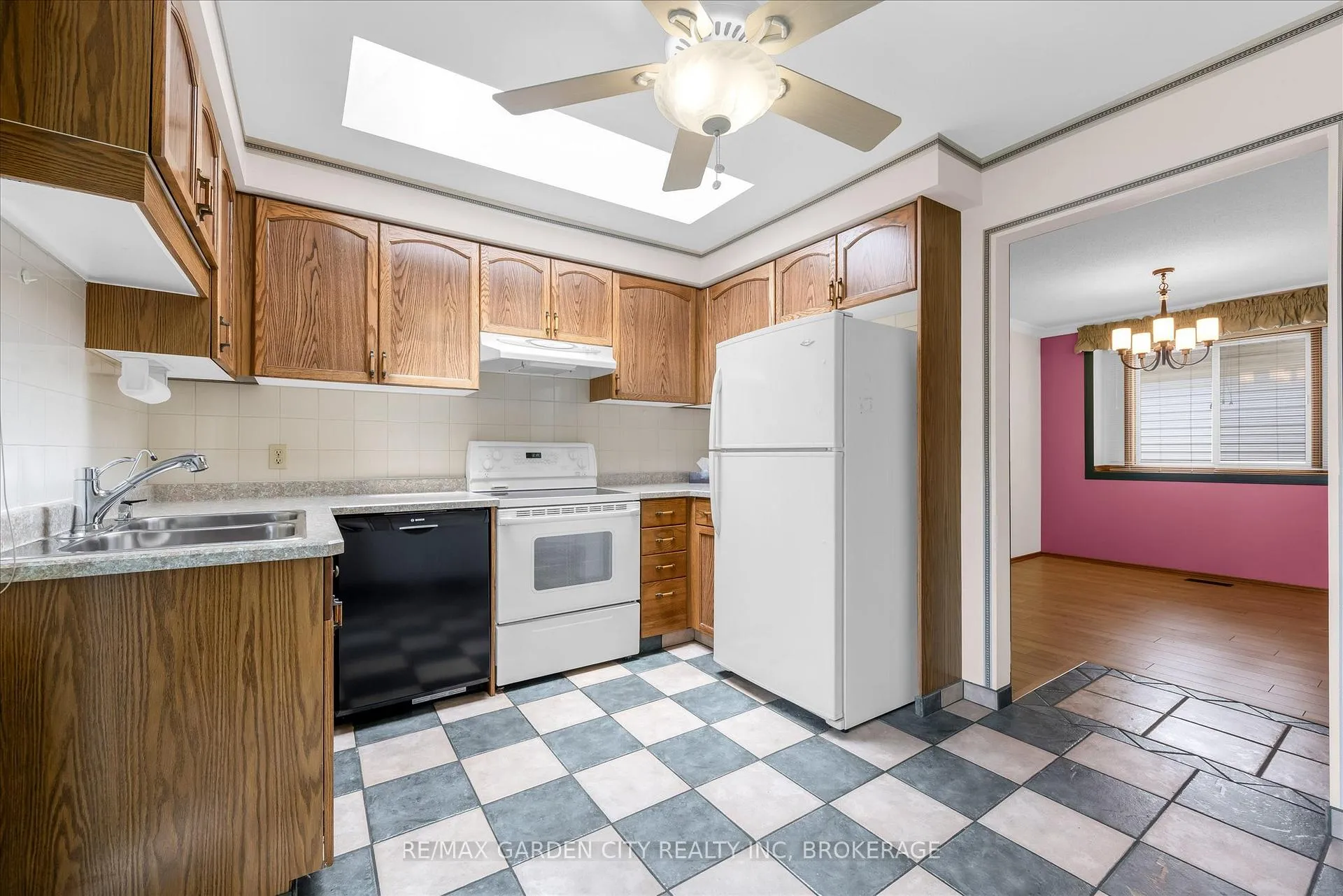 Photo 10 of 71 Hazel Street, St. Catharines, Burleigh Hill — HOMEH