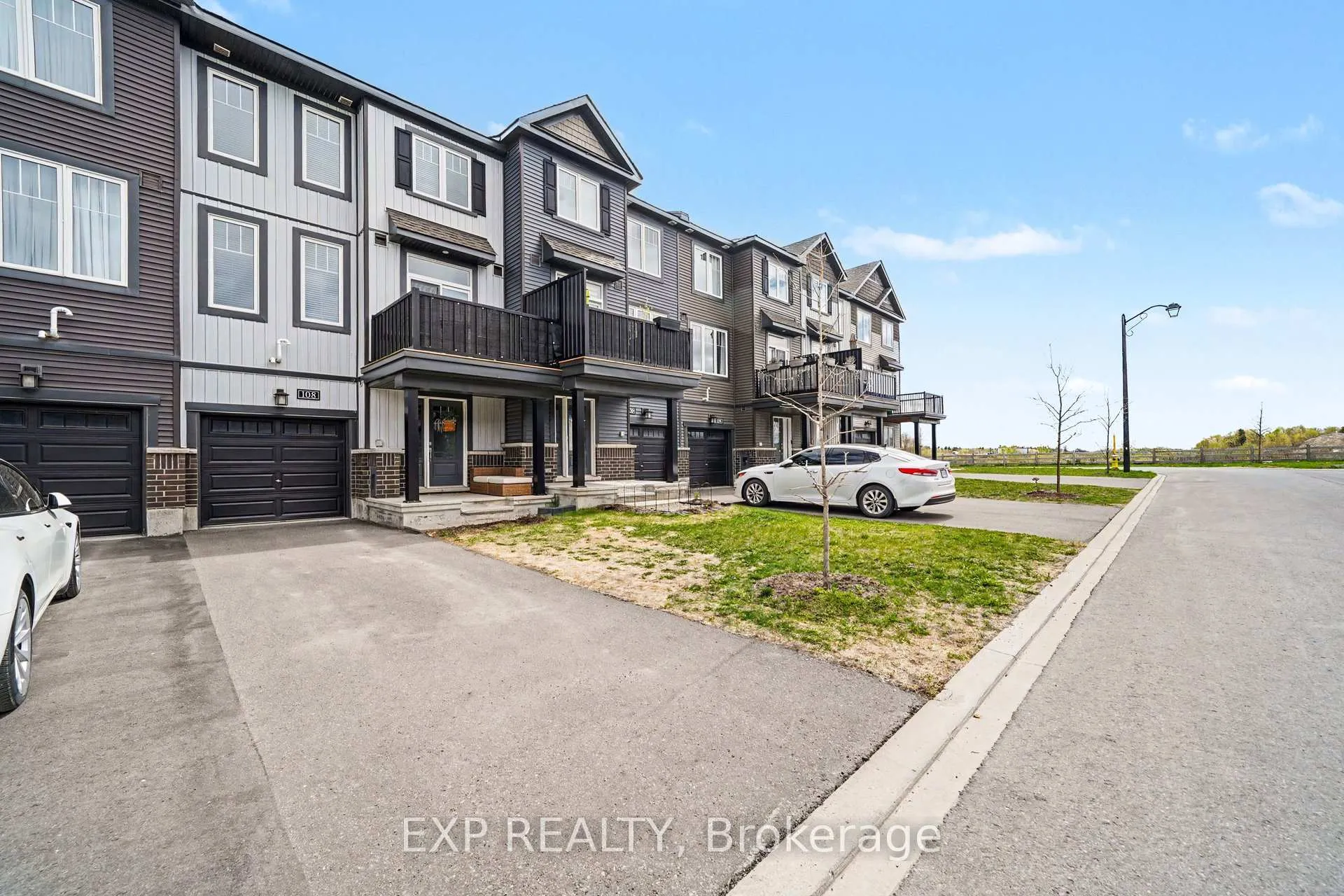 Photo 3 of 108 Teelin Circle, Ottawa, Barrhaven - Half Moon Bay — HOMEH