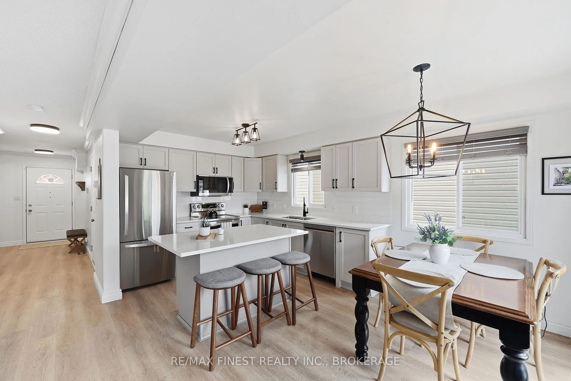 Photo 10 of 976 Bluffwood Avenue, Kingston, Kingston East (Incl Barret Crt) — HOMEH