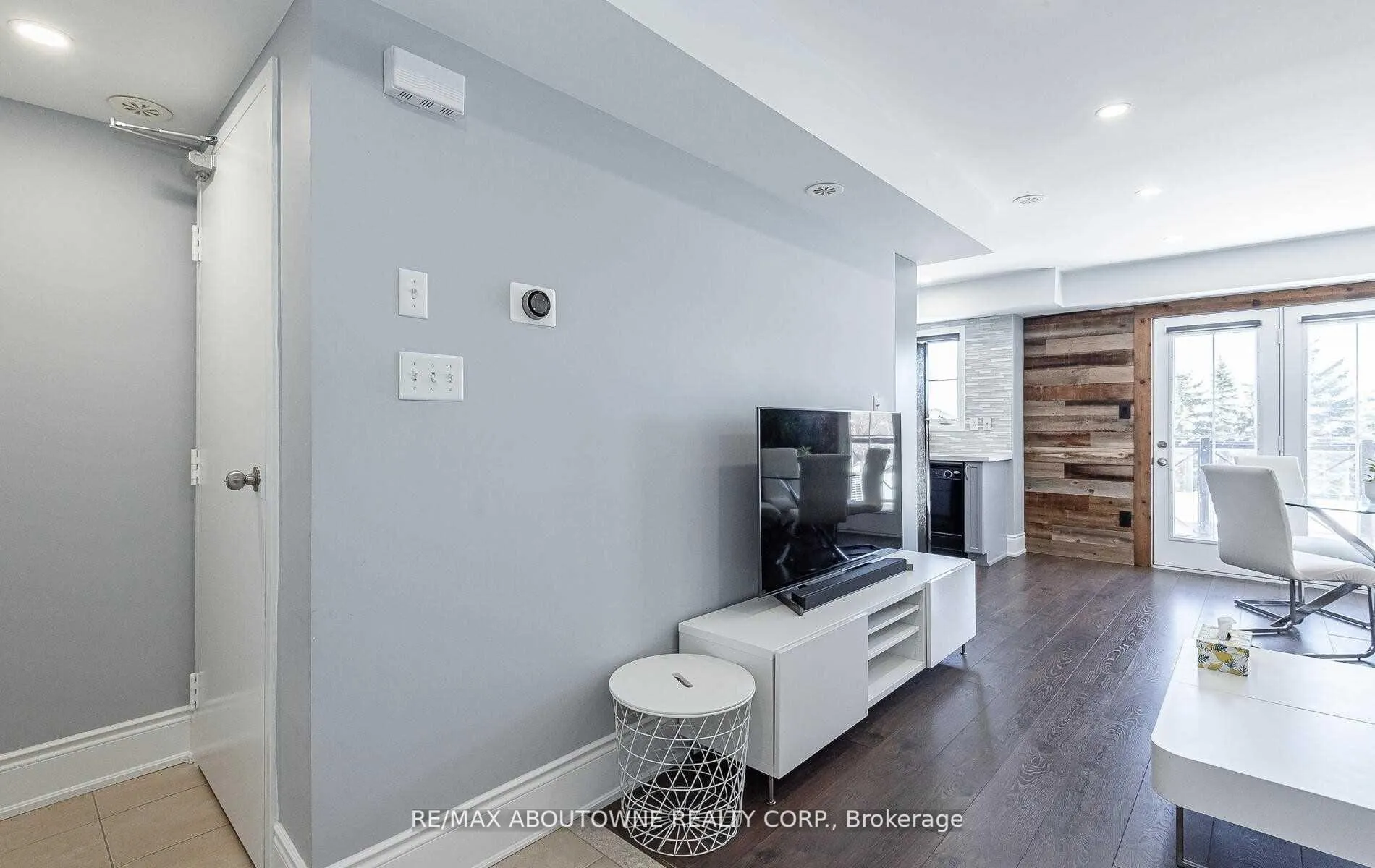 Photo 2 of Unit 8, 2557 Sixth Line, Oakville, River Oaks — HOMEH
