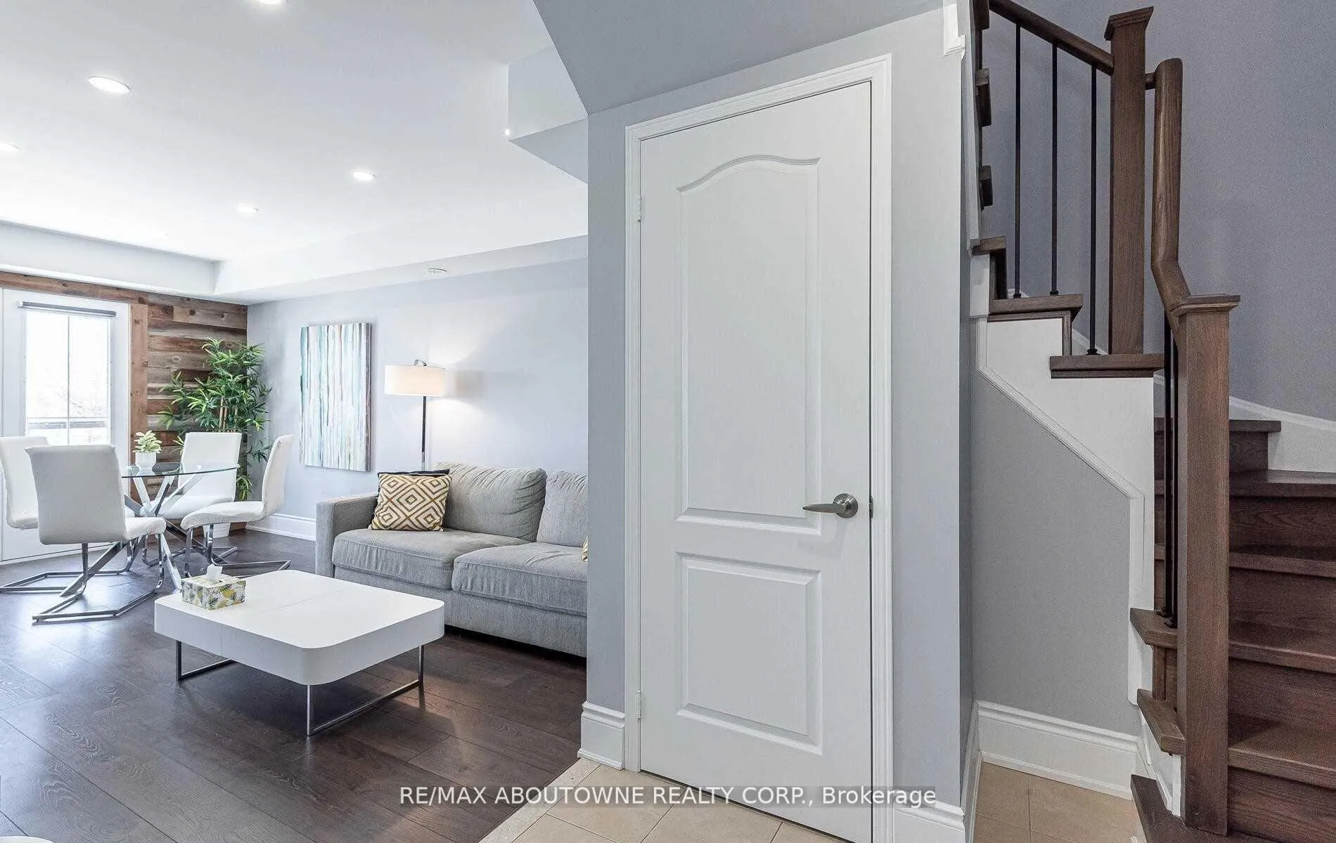 Photo 3 of Unit 8, 2557 Sixth Line, Oakville, River Oaks — HOMEH