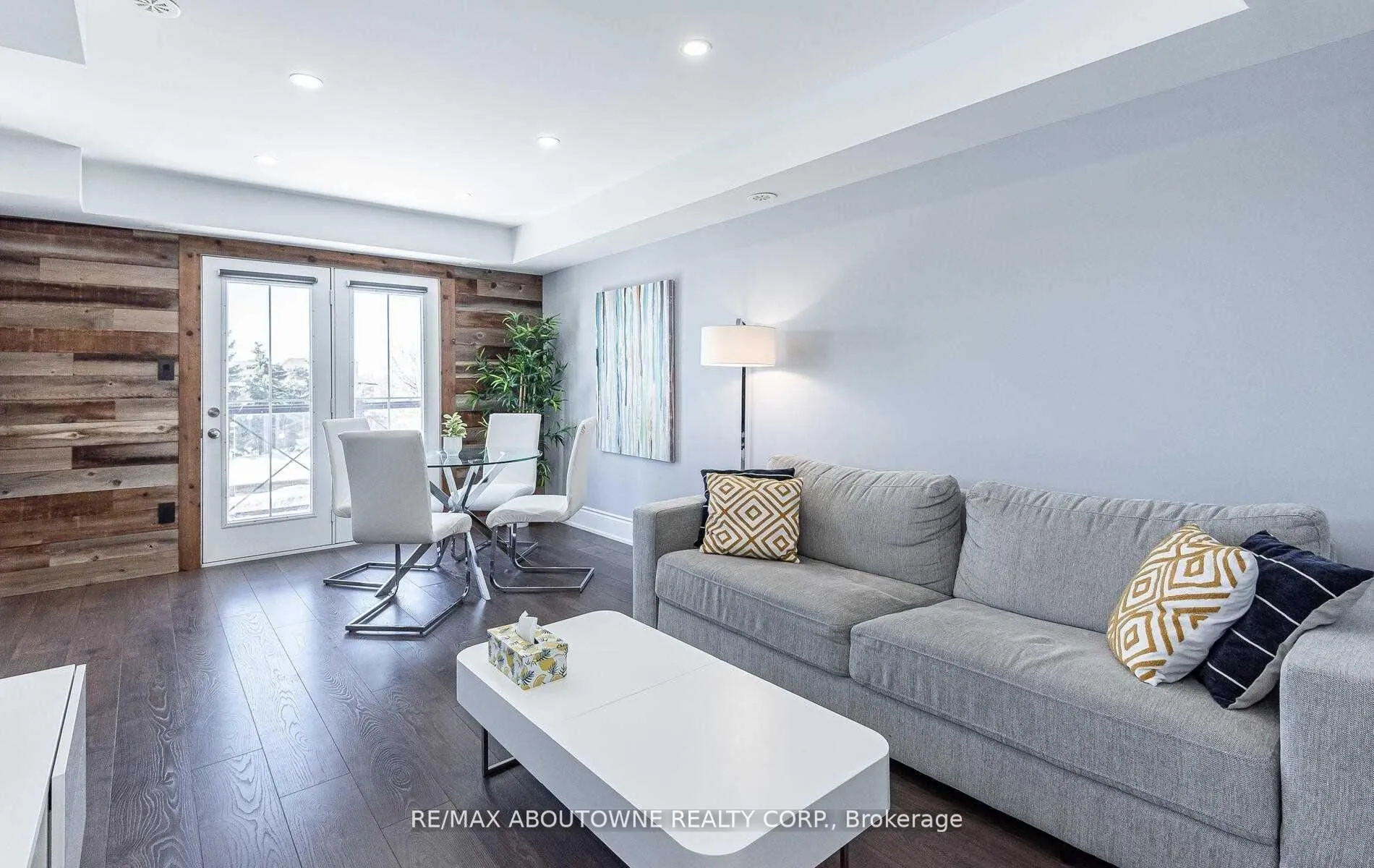 Photo 4 of Unit 8, 2557 Sixth Line, Oakville, River Oaks — HOMEH