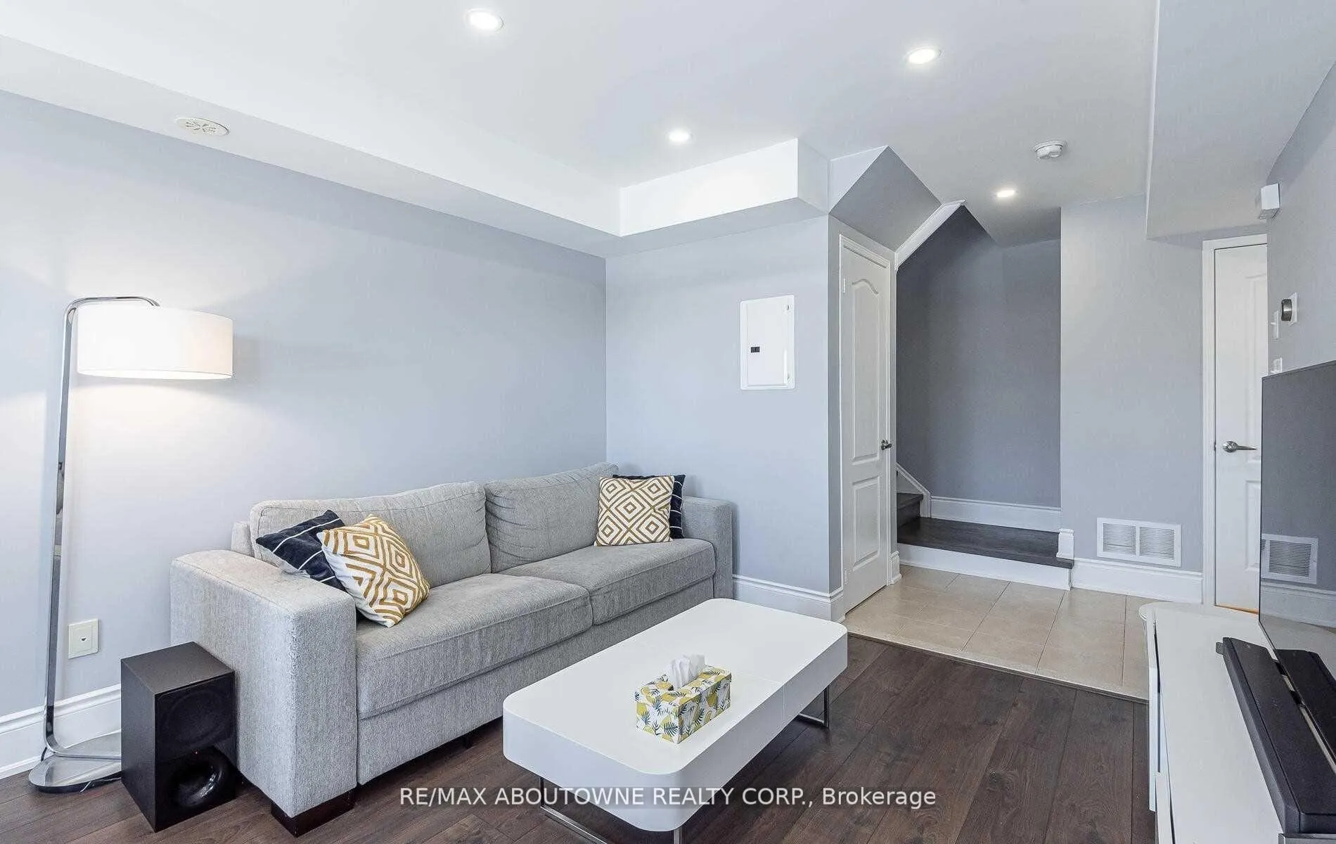 Photo 5 of Unit 8, 2557 Sixth Line, Oakville, River Oaks — HOMEH