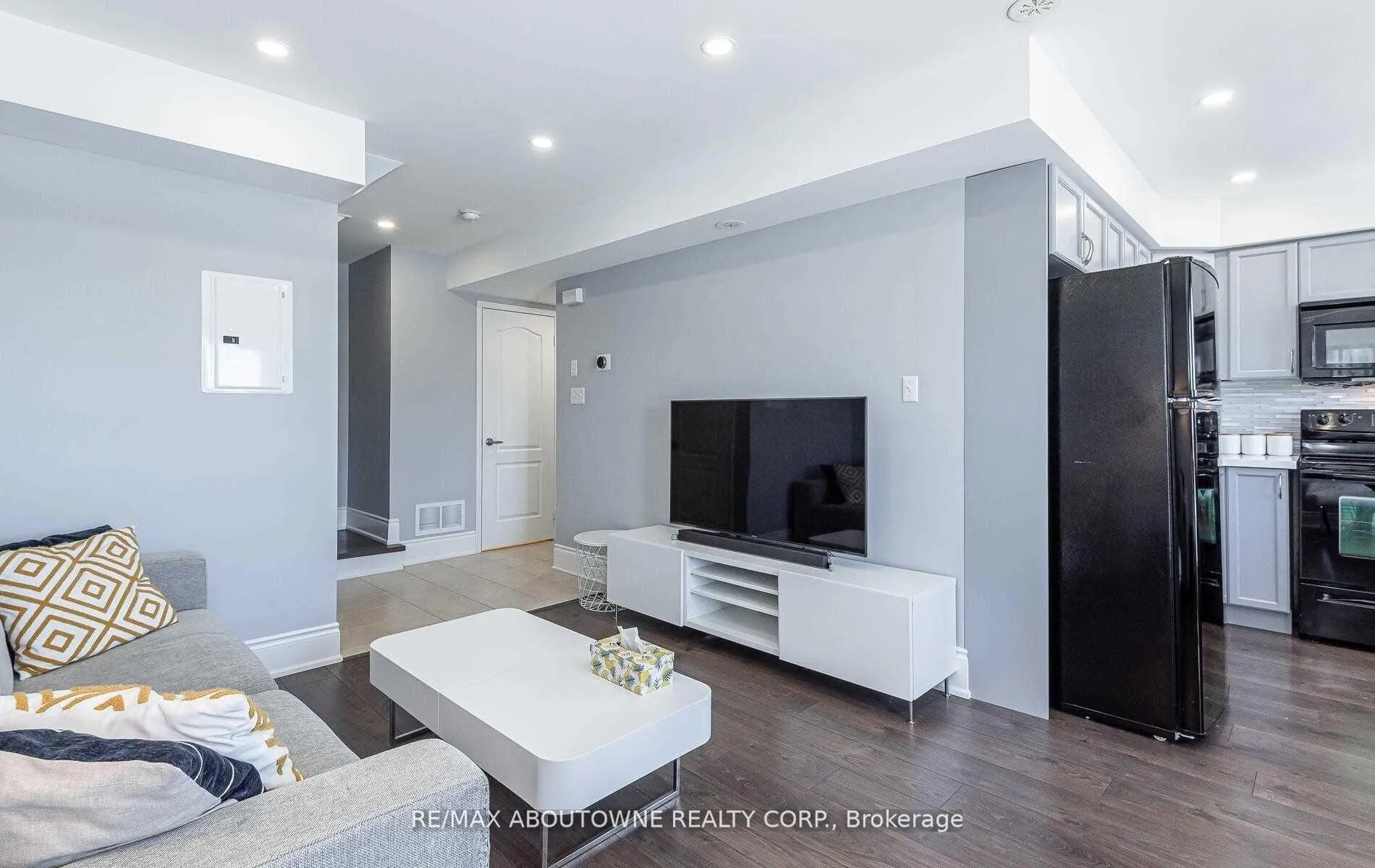 Photo 6 of Unit 8, 2557 Sixth Line, Oakville, River Oaks — HOMEH