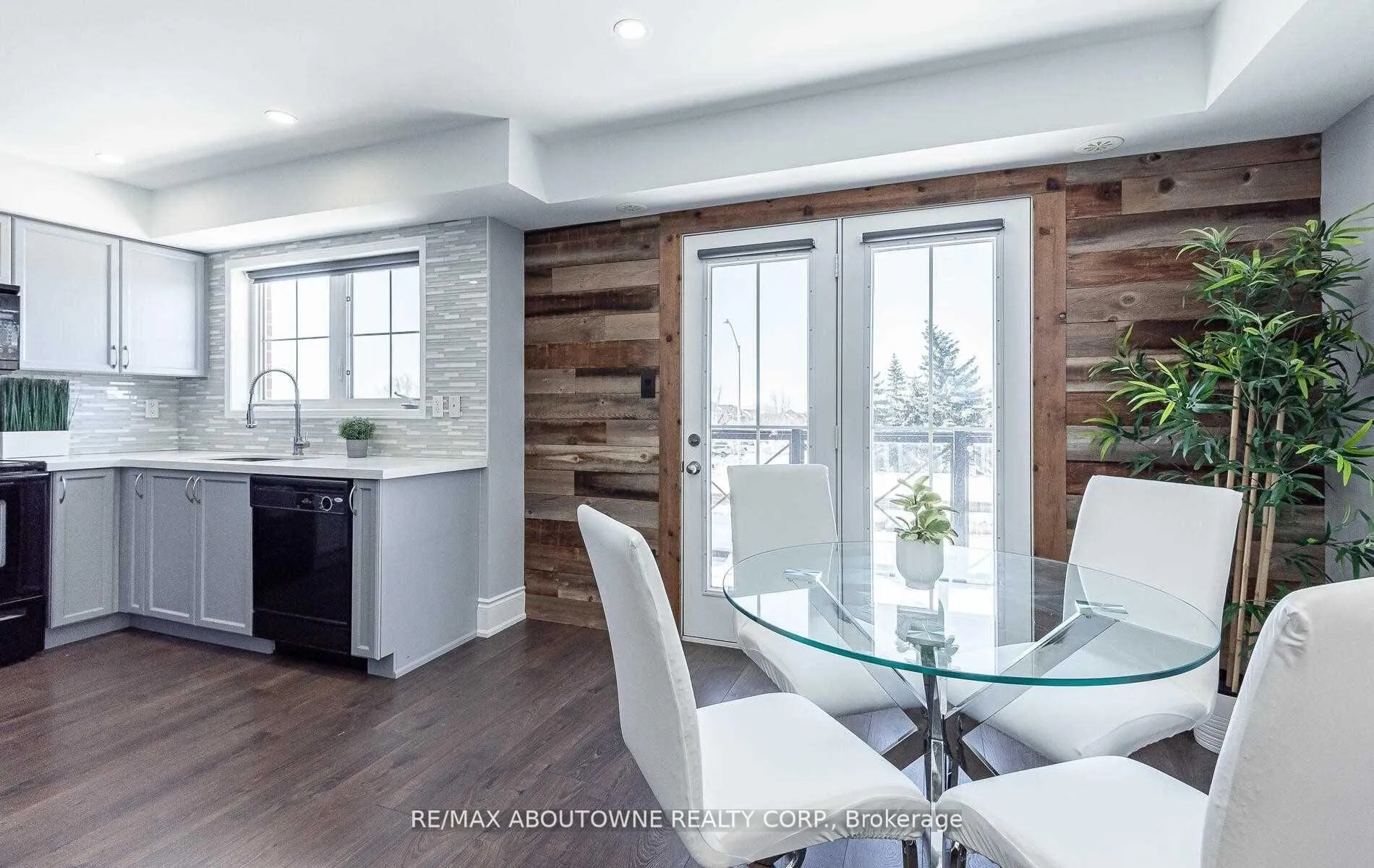 Photo 8 of Unit 8, 2557 Sixth Line, Oakville, River Oaks — HOMEH