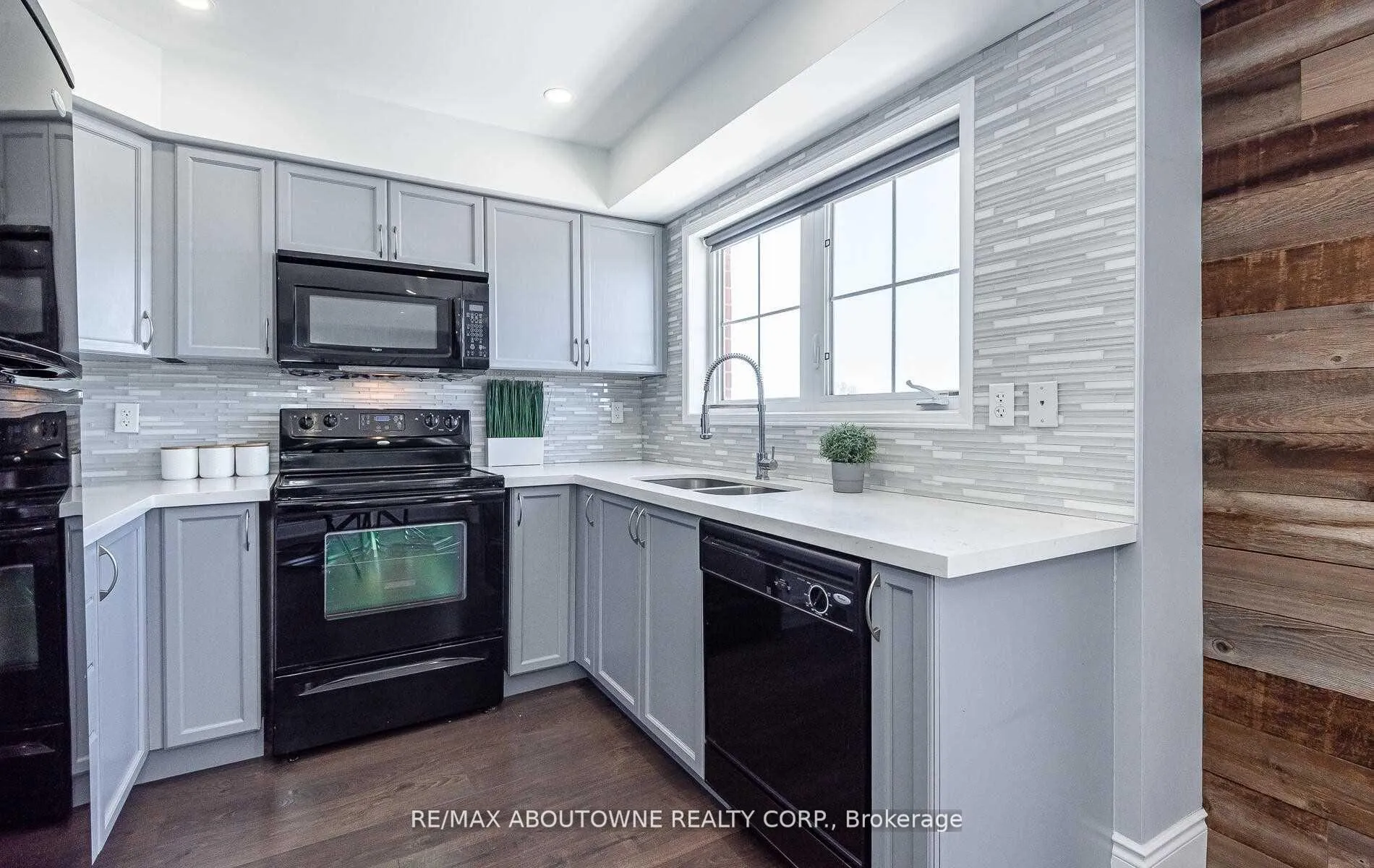 Photo 9 of Unit 8, 2557 Sixth Line, Oakville, River Oaks — HOMEH